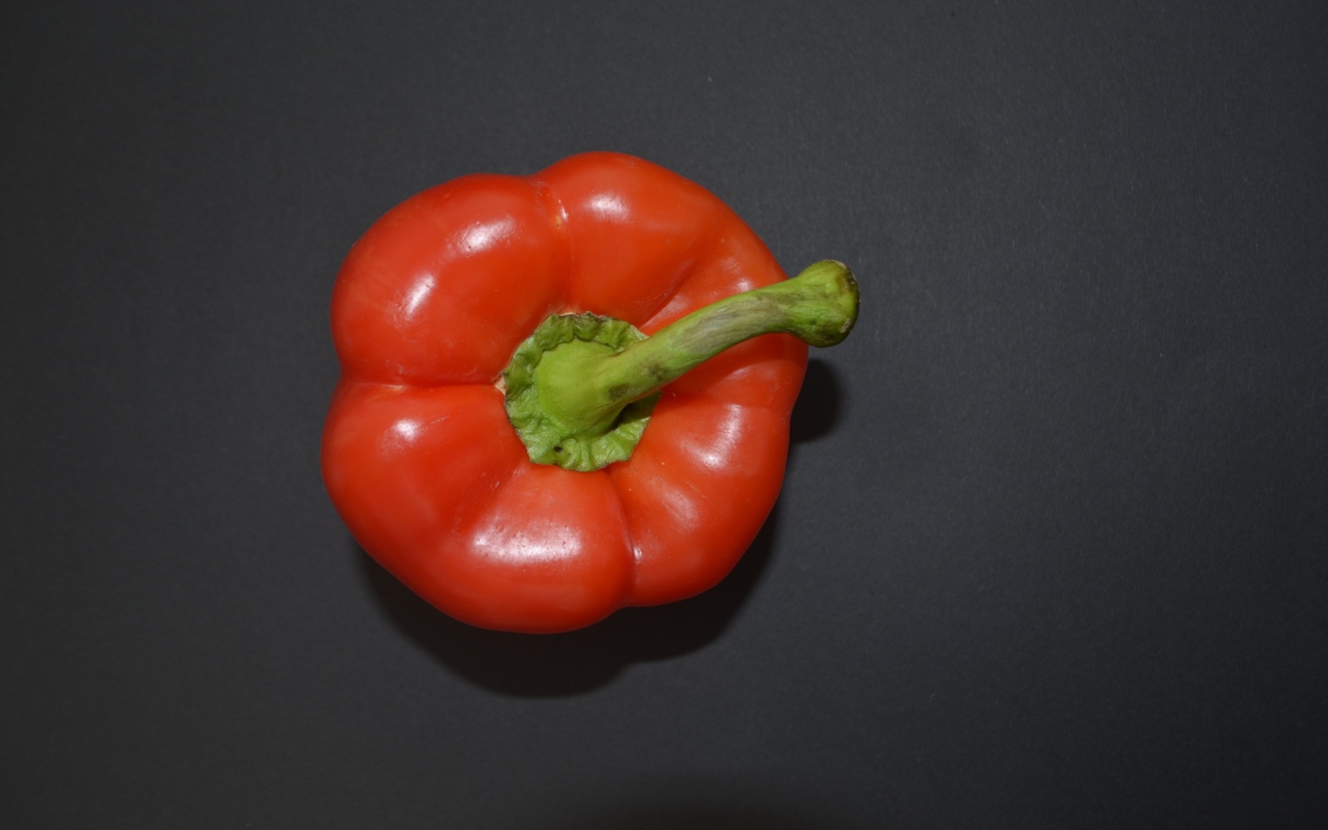 Сладкий красный перец на сером фоне