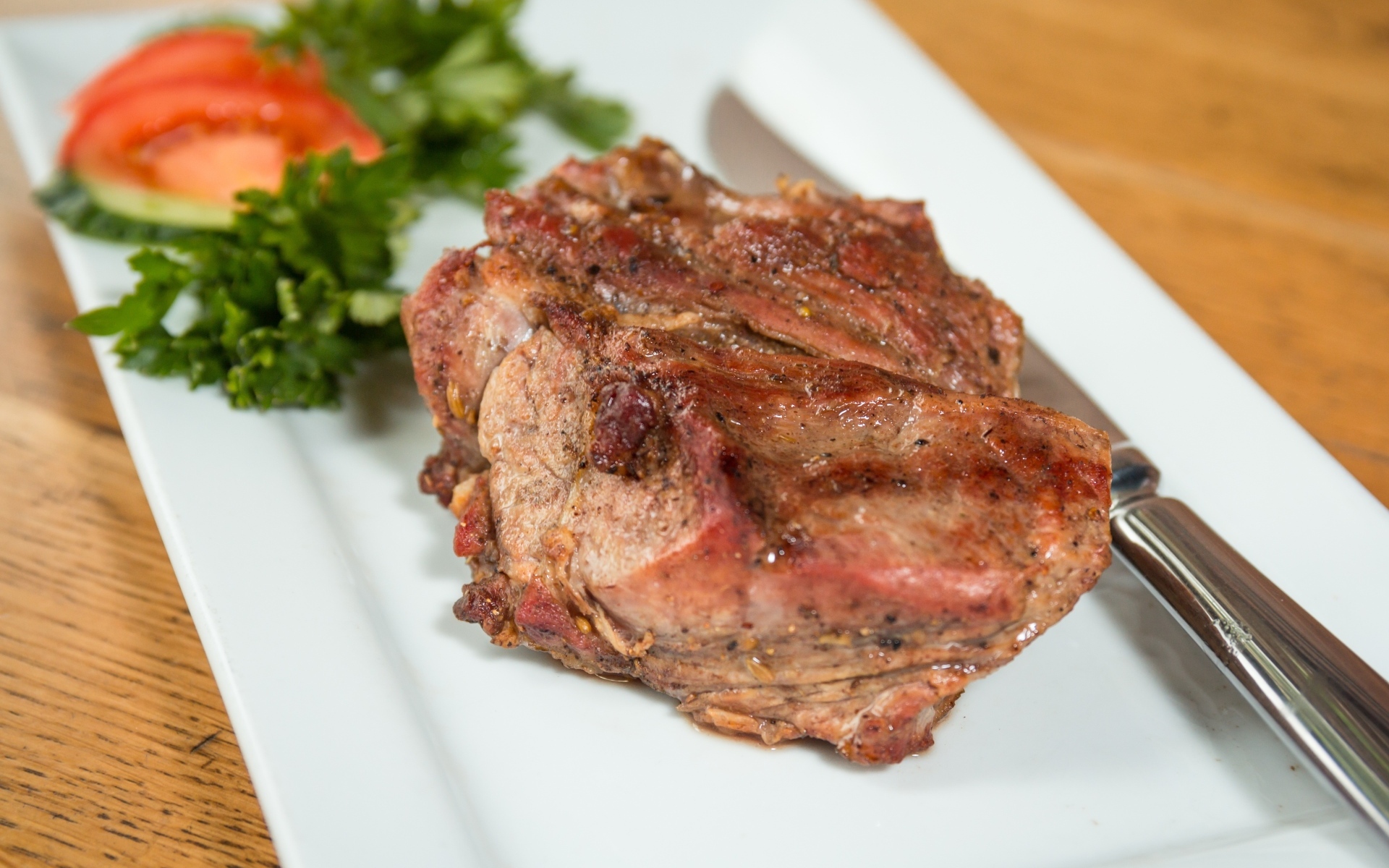 Жареное мясо на белой тарелке