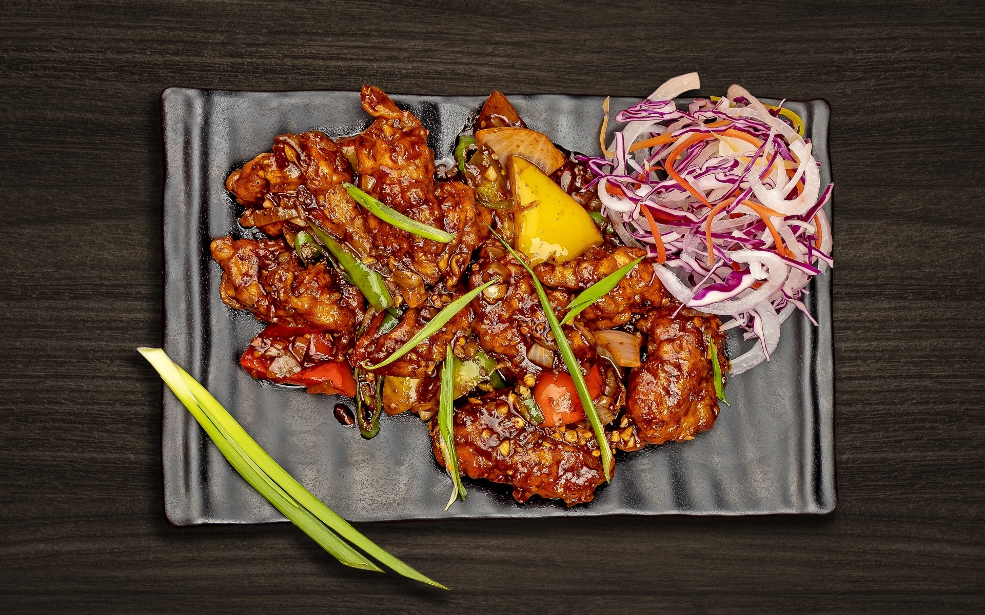 Острые куриные крылышки с салатом на тарелке