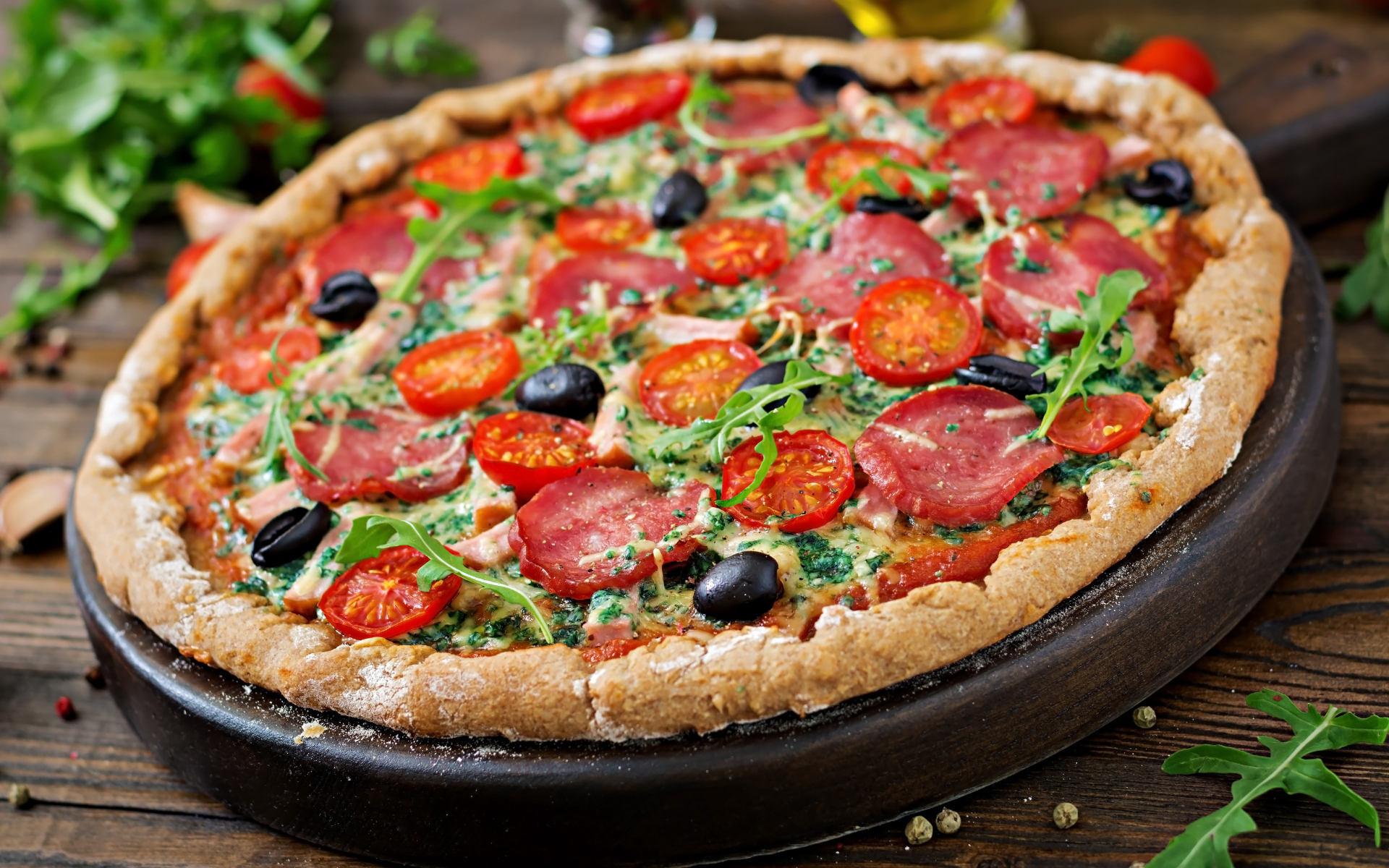 Аппетитная пицца с колбасой и помидорами