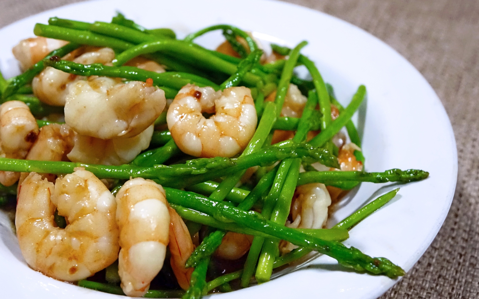 Спаржа с креветками в белой тарелке