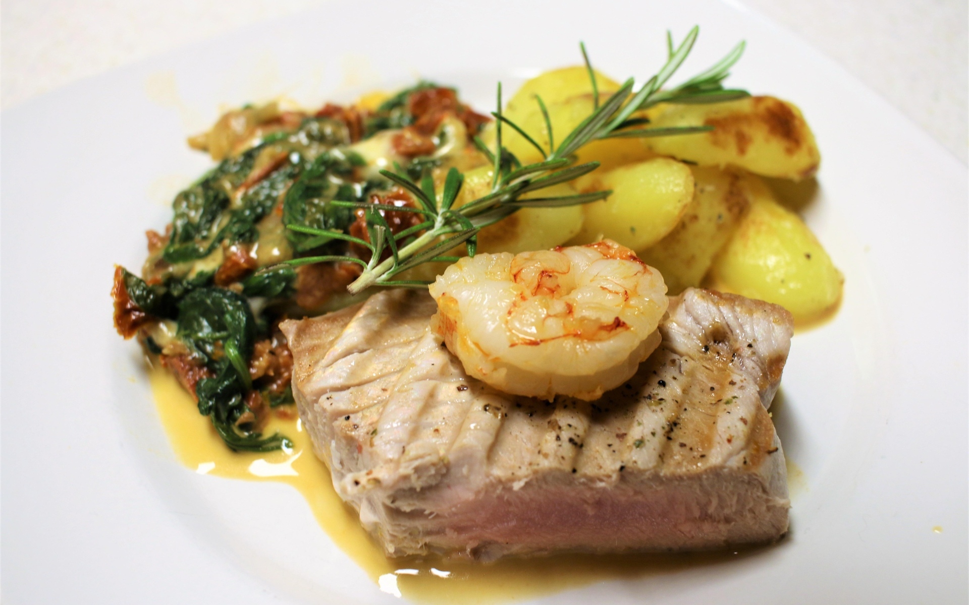 Запеченный тунец на тарелке с овощами