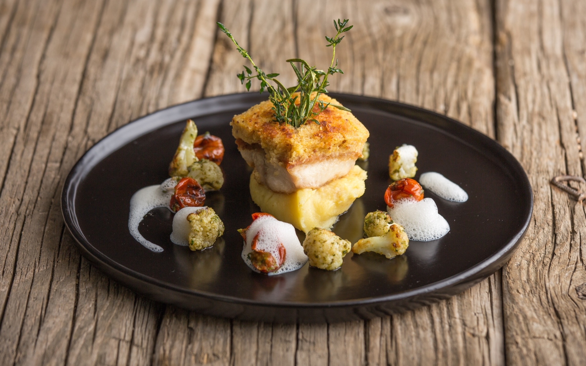 Рыба с овощами на тарелке