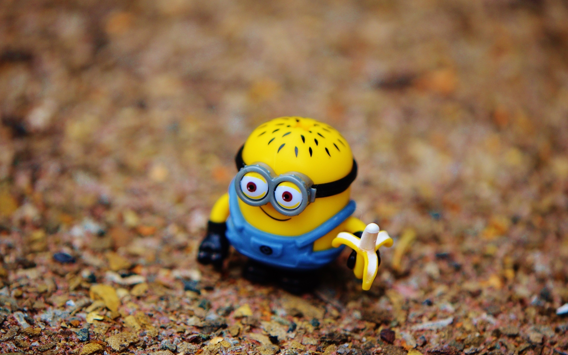 Фигурка миньон на земле