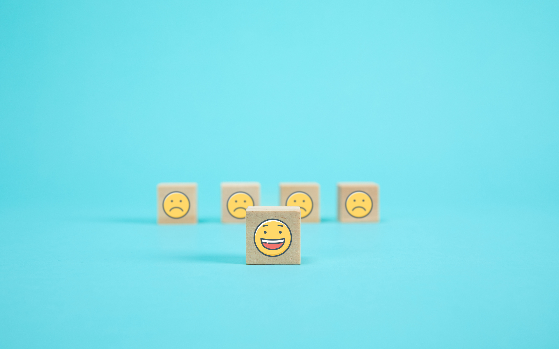 Деревянные кубики со смайлами на голубом фоне