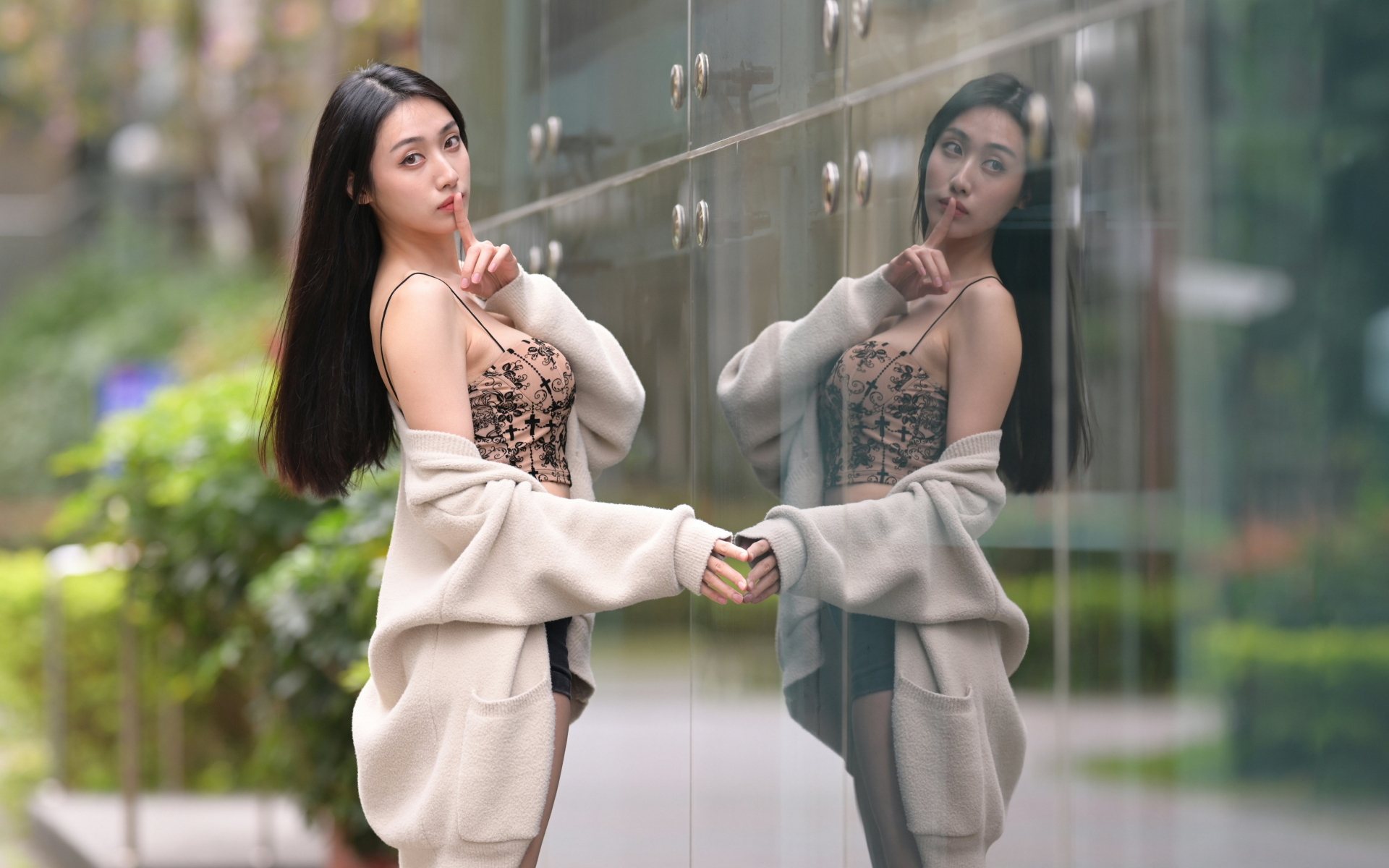 Девушка азиатка просит помолчать