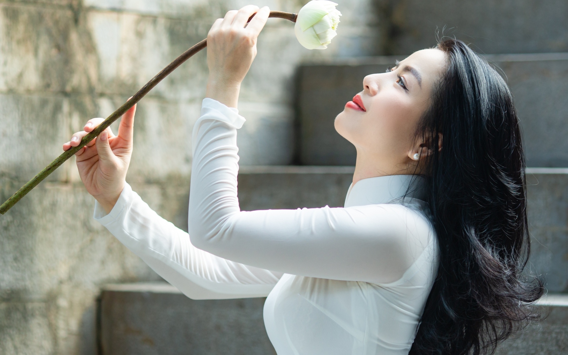 Красивая девушка азиатка с цветком лотоса 