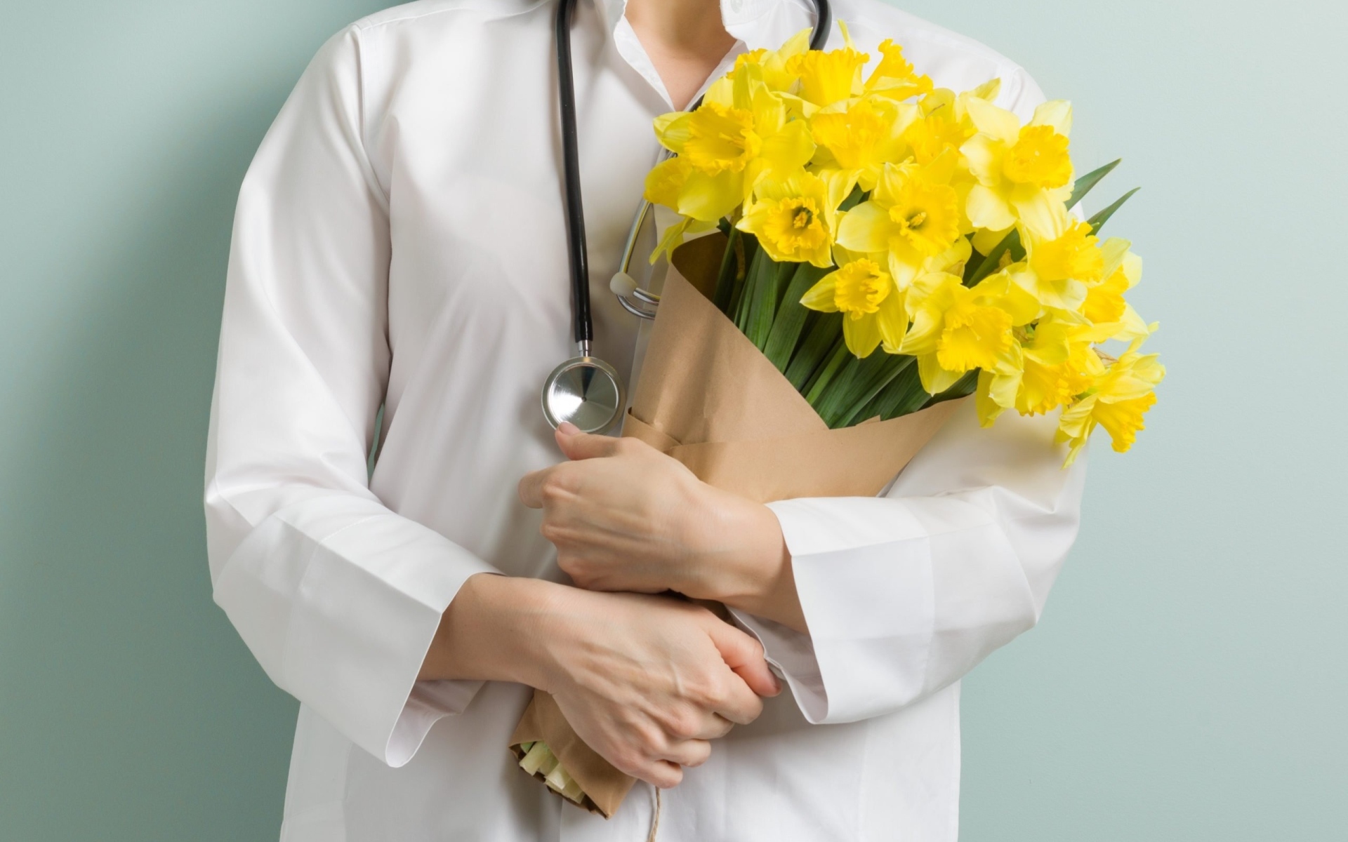 Доктор в букетом нарциссов  в руках
