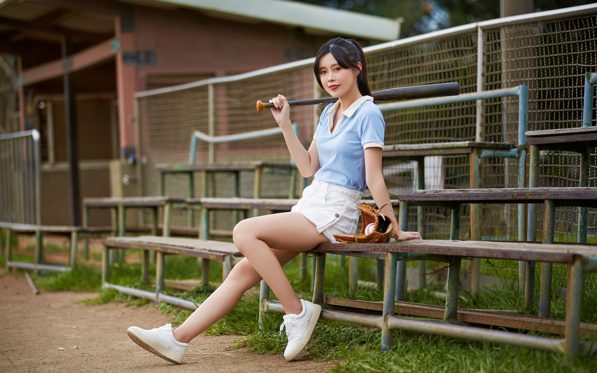 Девушка спортсменка с бейсбольной битой 