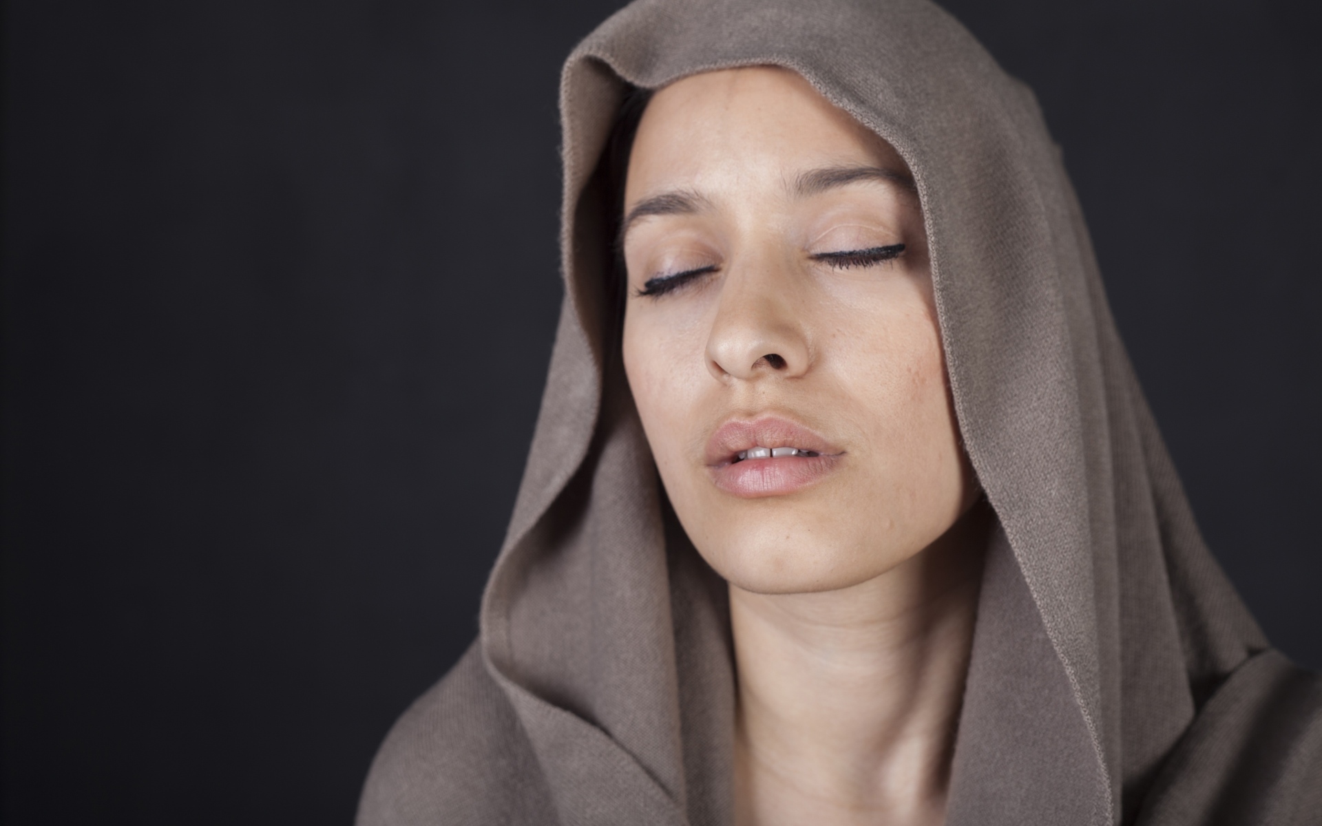 Девушка с закрытыми глазами с покрытой головой