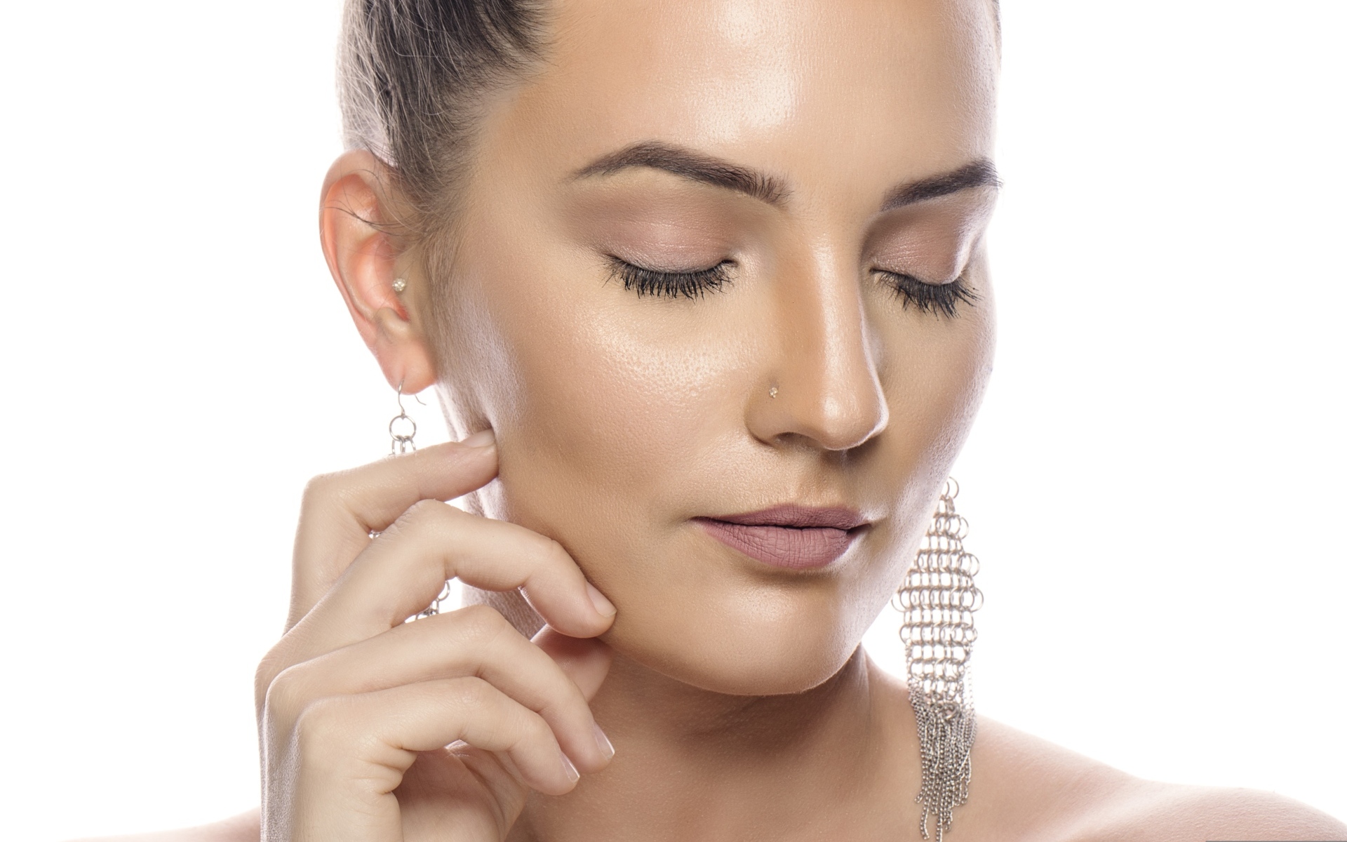 Девушка с закрытым глазами на белом фоне