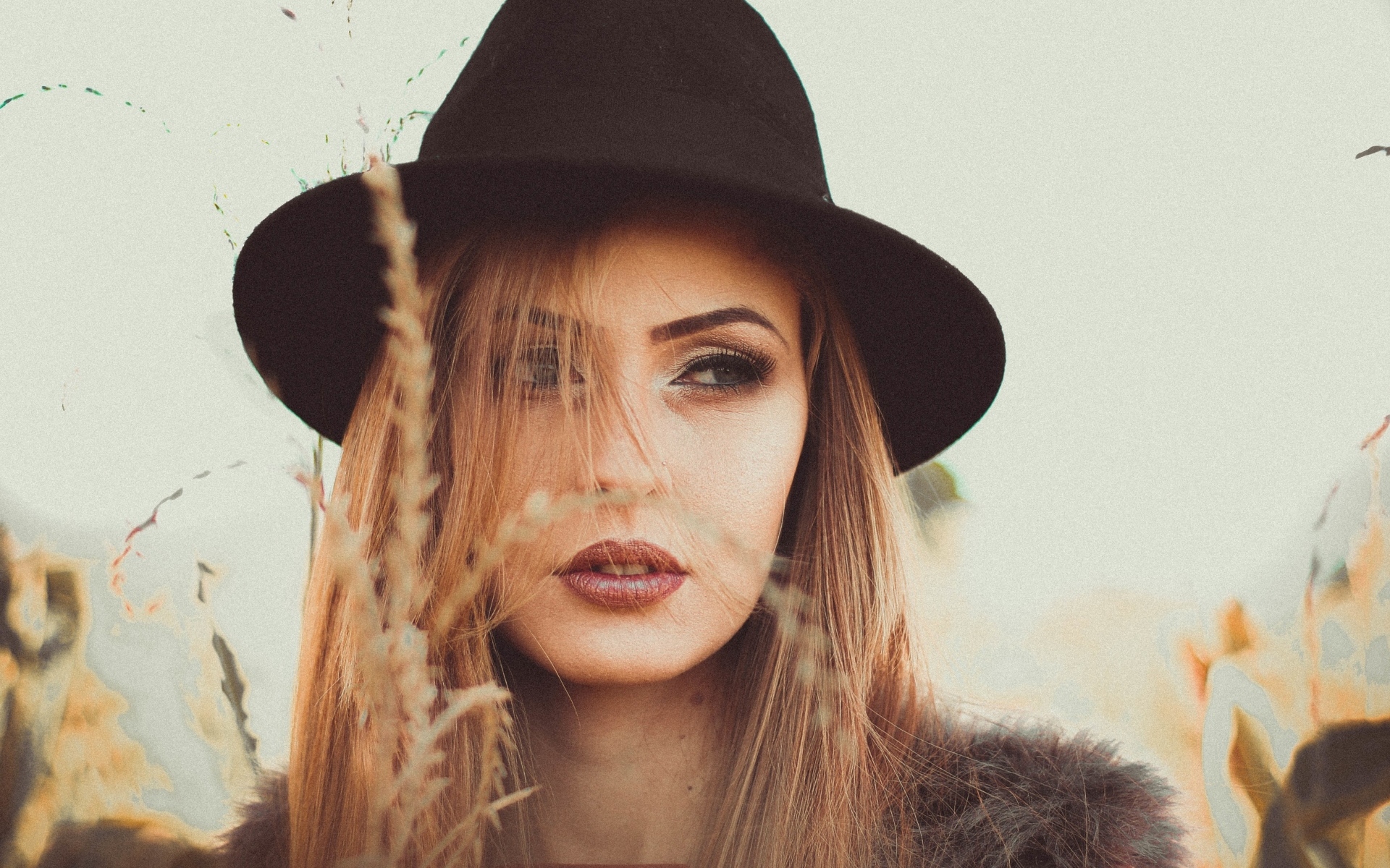 Серьезная девушка в черной шляпе 