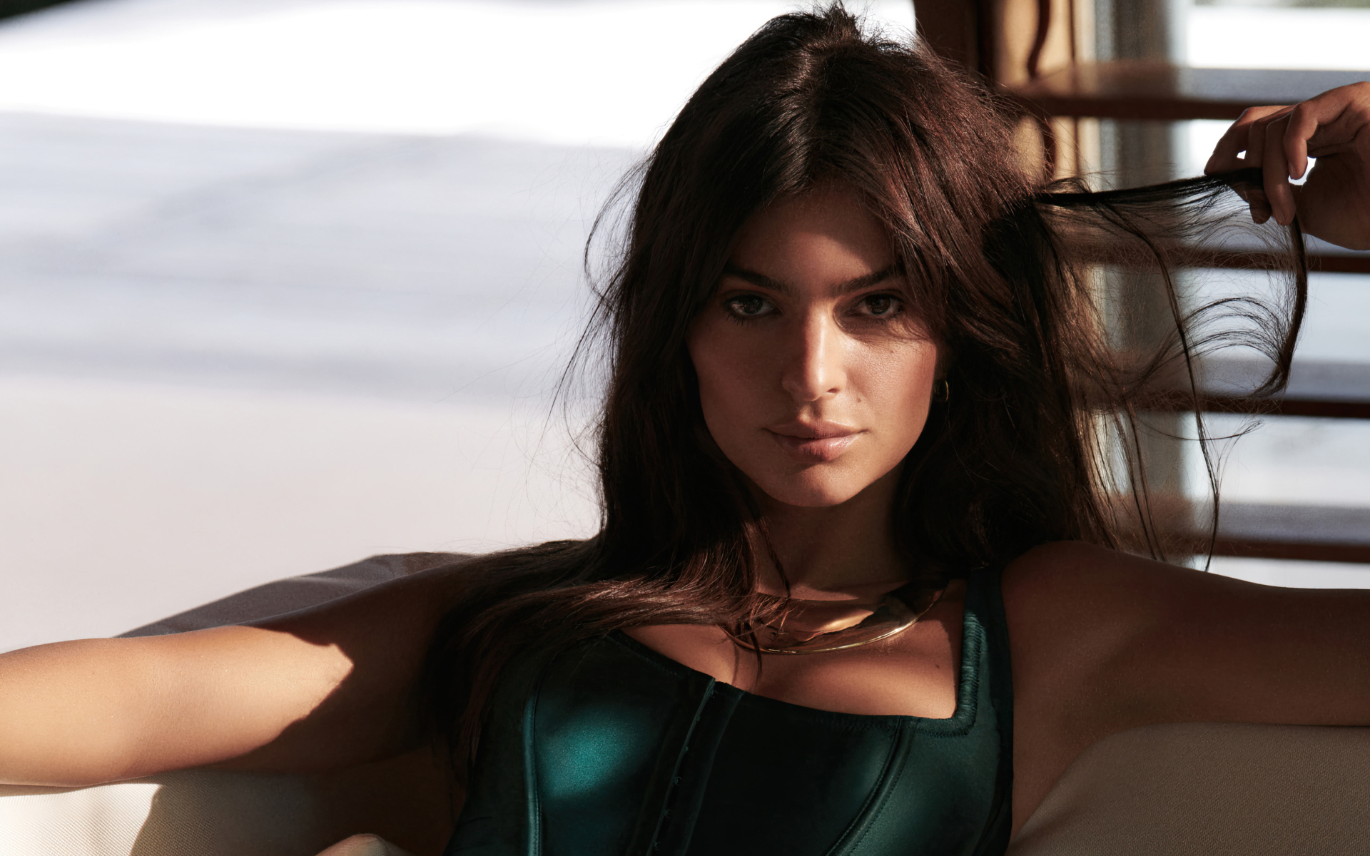 Американская модель Эмили Ратаковски держит волосы