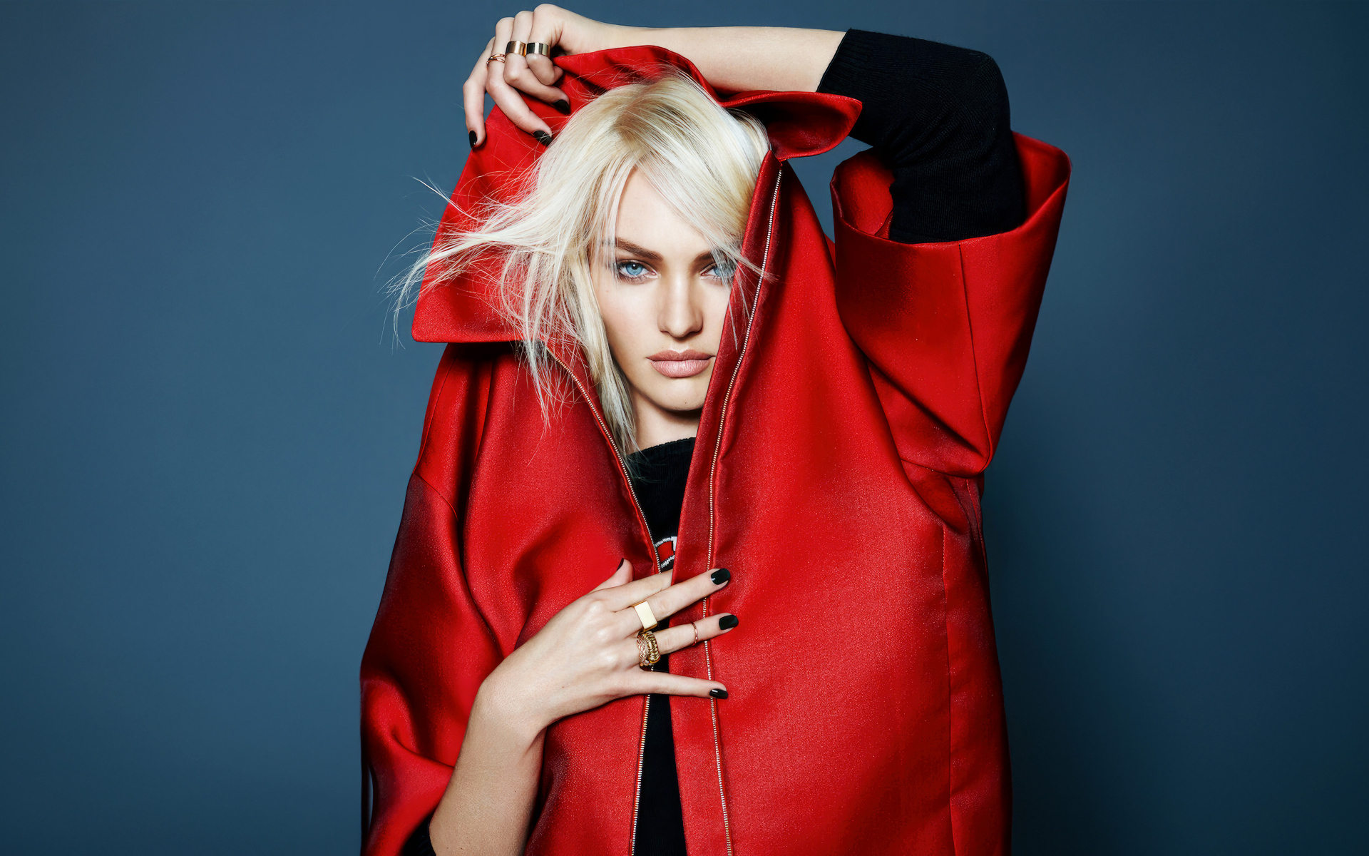 Голубоглазая модель Кэндис Свейнпол в красной куртке