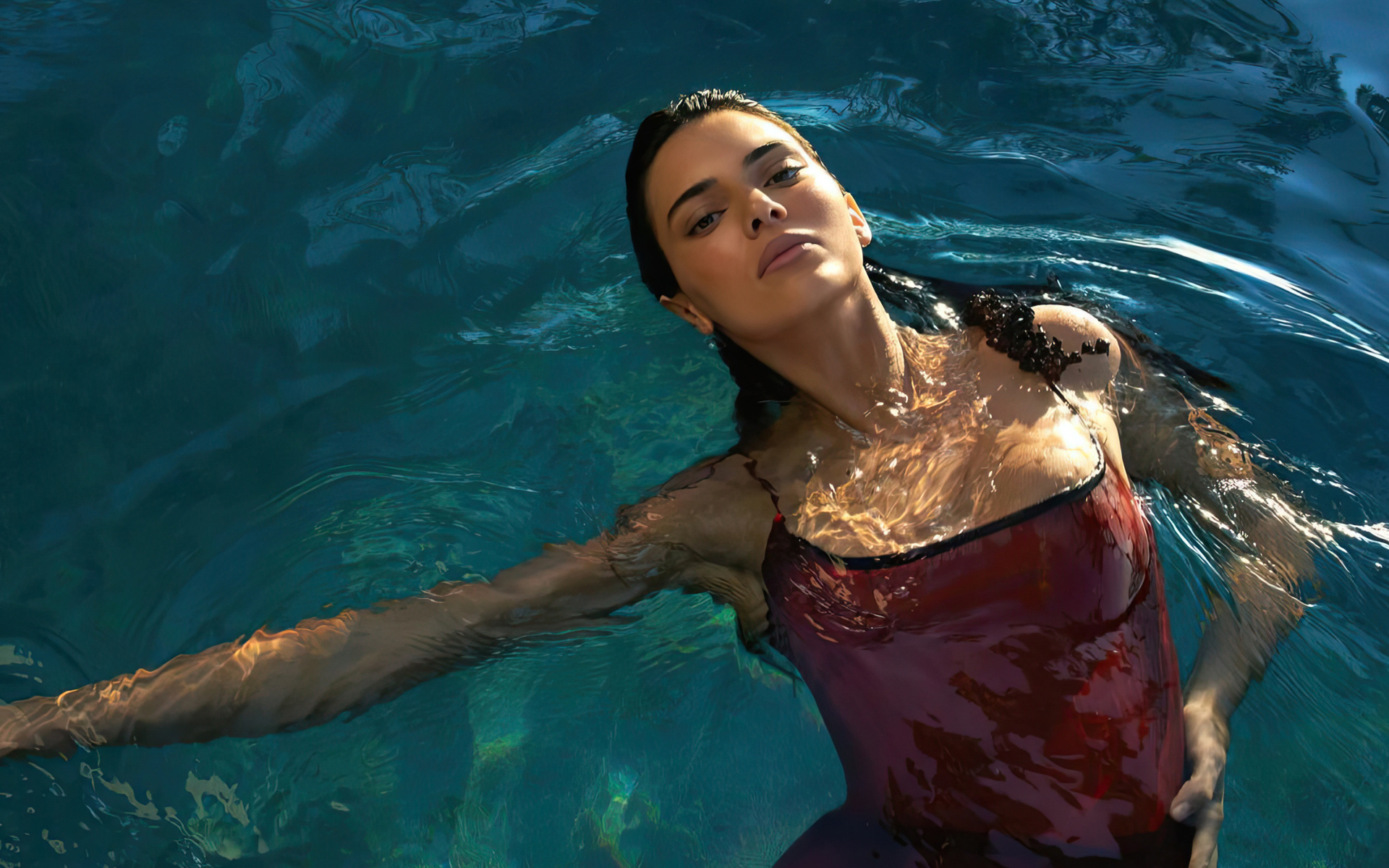 Модель Кендалл Дженнер лежит в бассейне