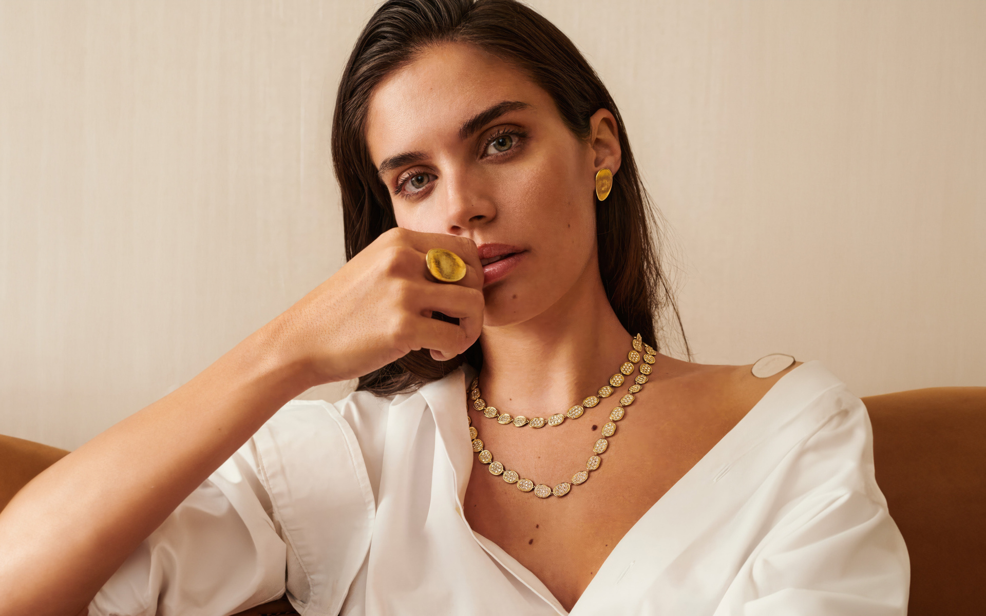 Молодая португальская модель Сара Сампайо в белом наряде