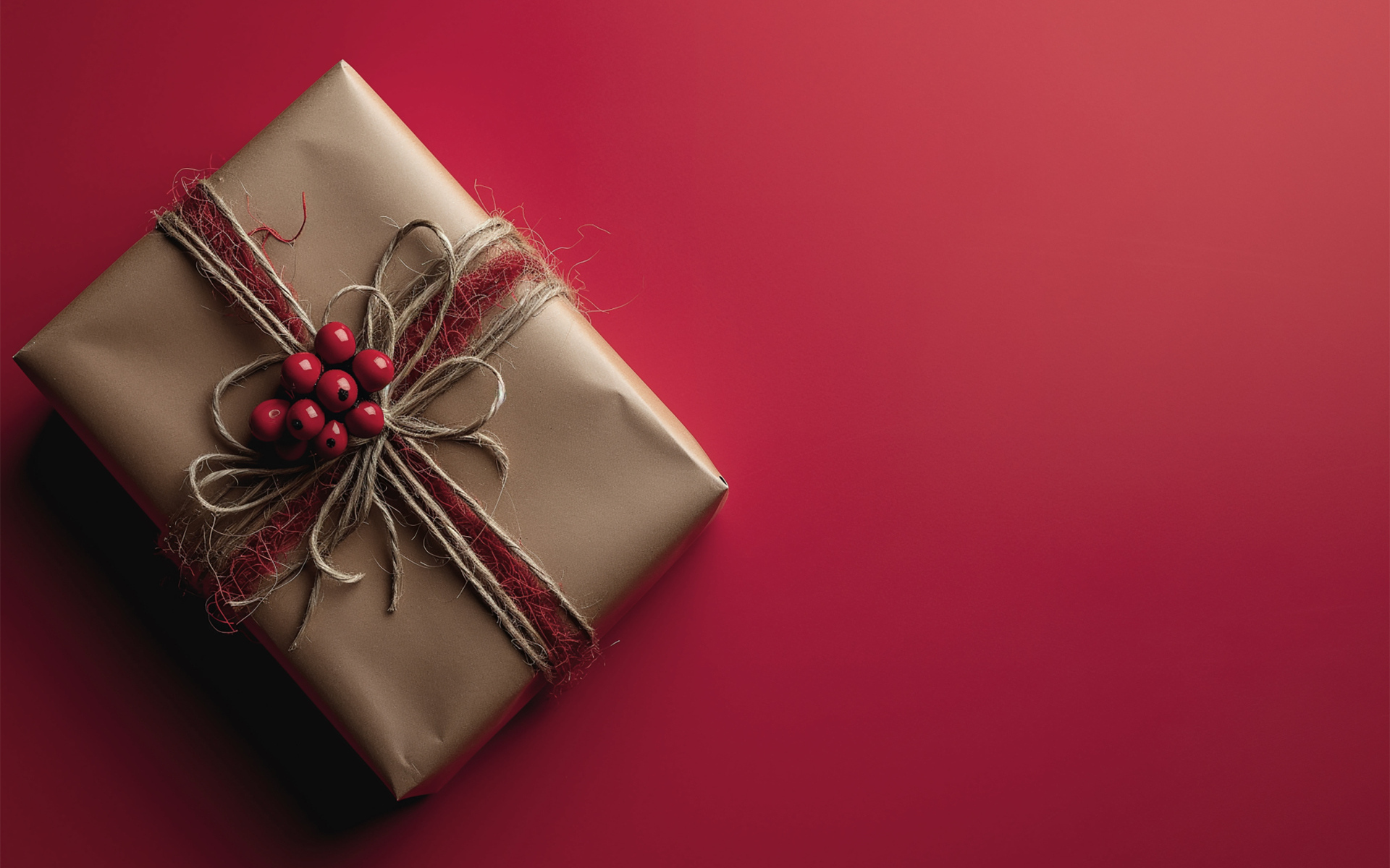 Подарок в бумаге на красном фоне