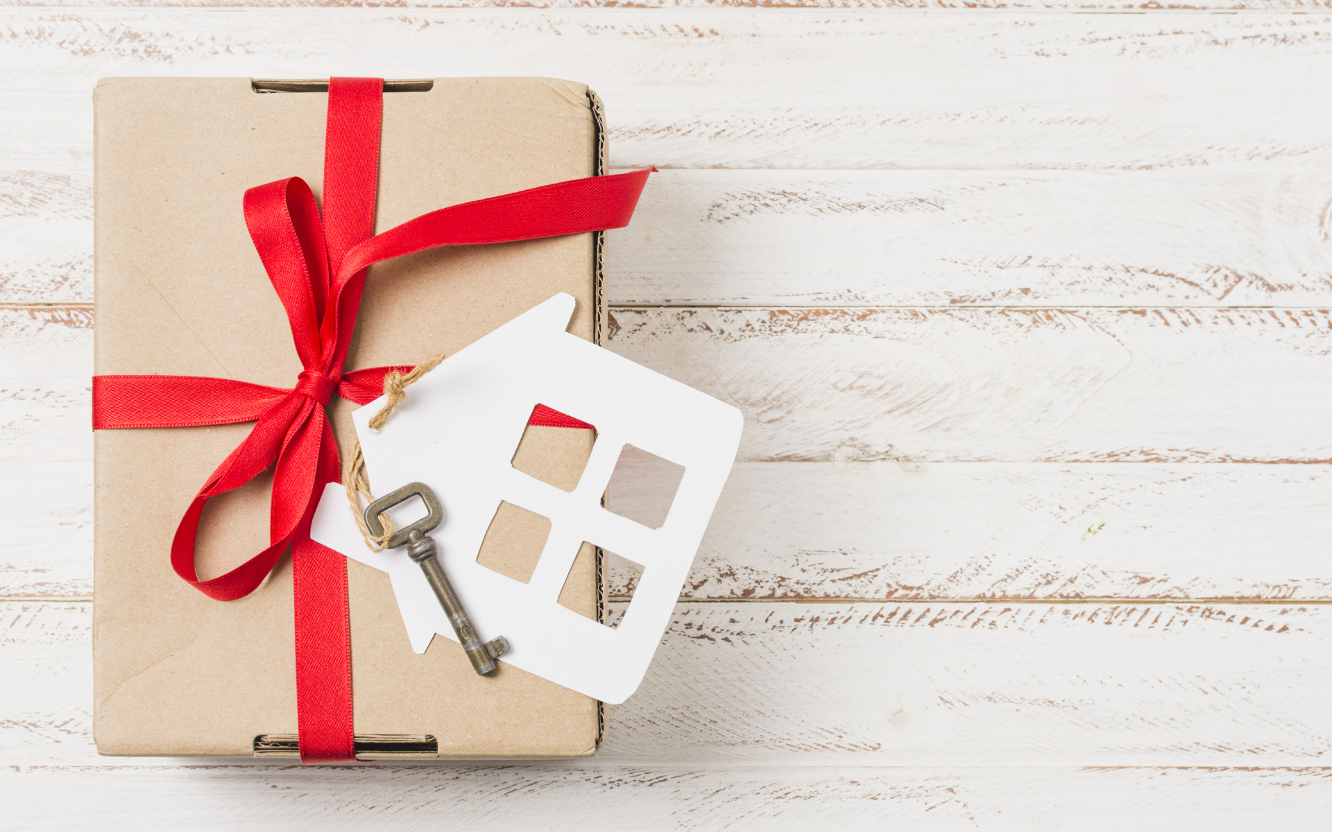 Подарок с ключом от квартиры на столе