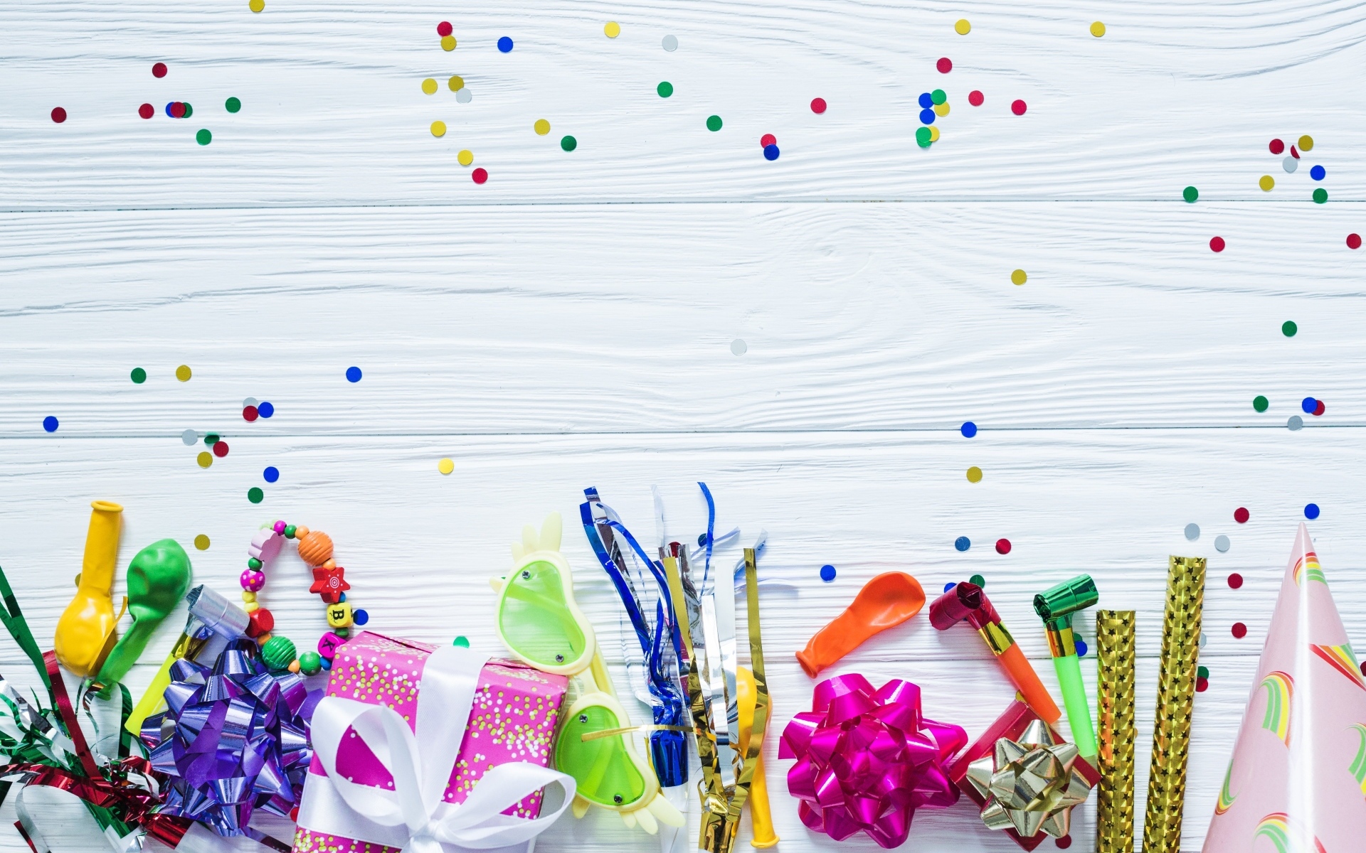 Атрибуты для дня рождения на белом фоне