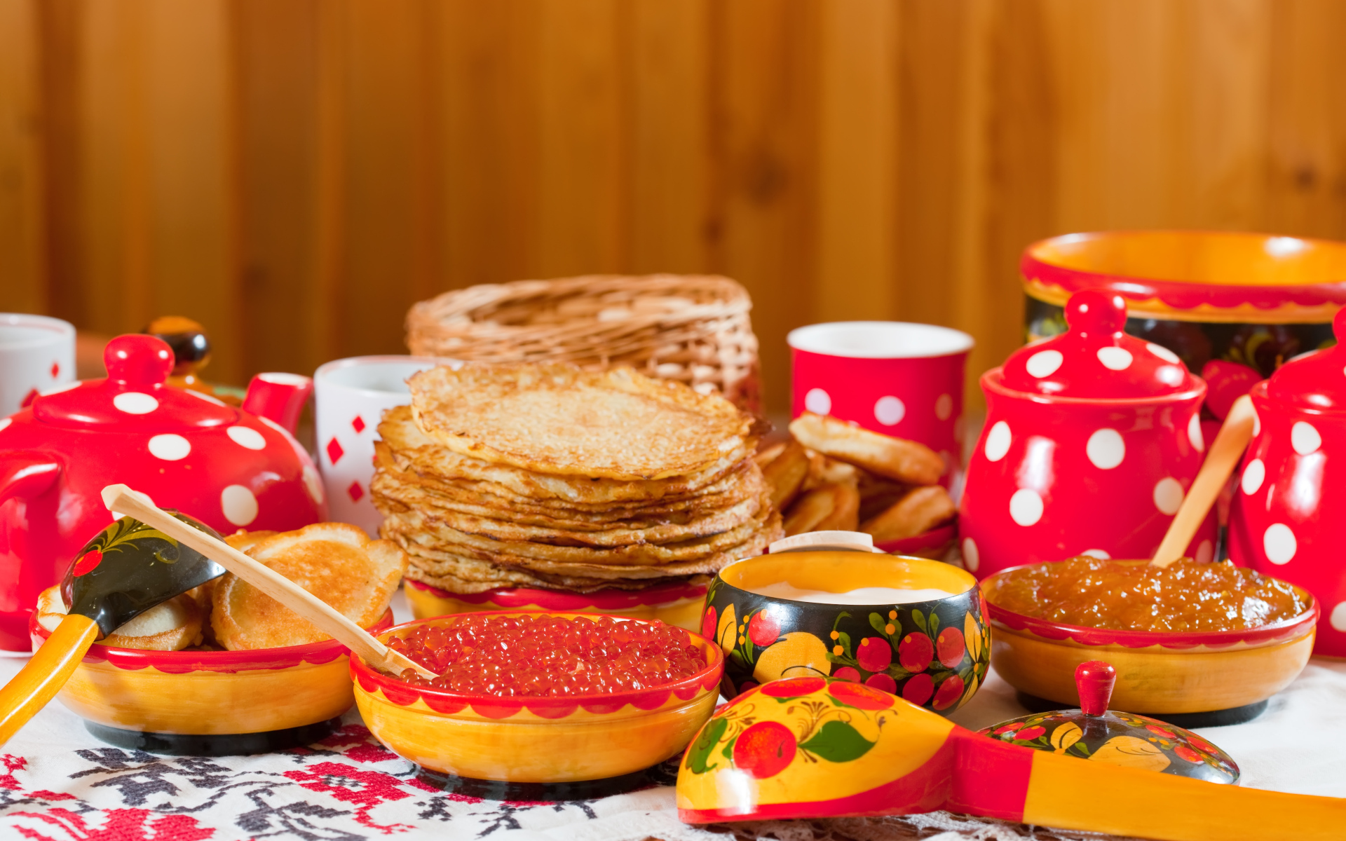 Красная икра, блины и оладьи угощения на праздник Масленица