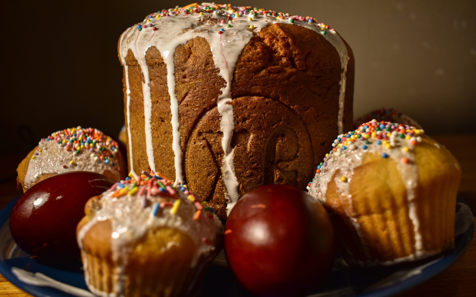 Пасхальные куличи с кексами и крашеными яйцами