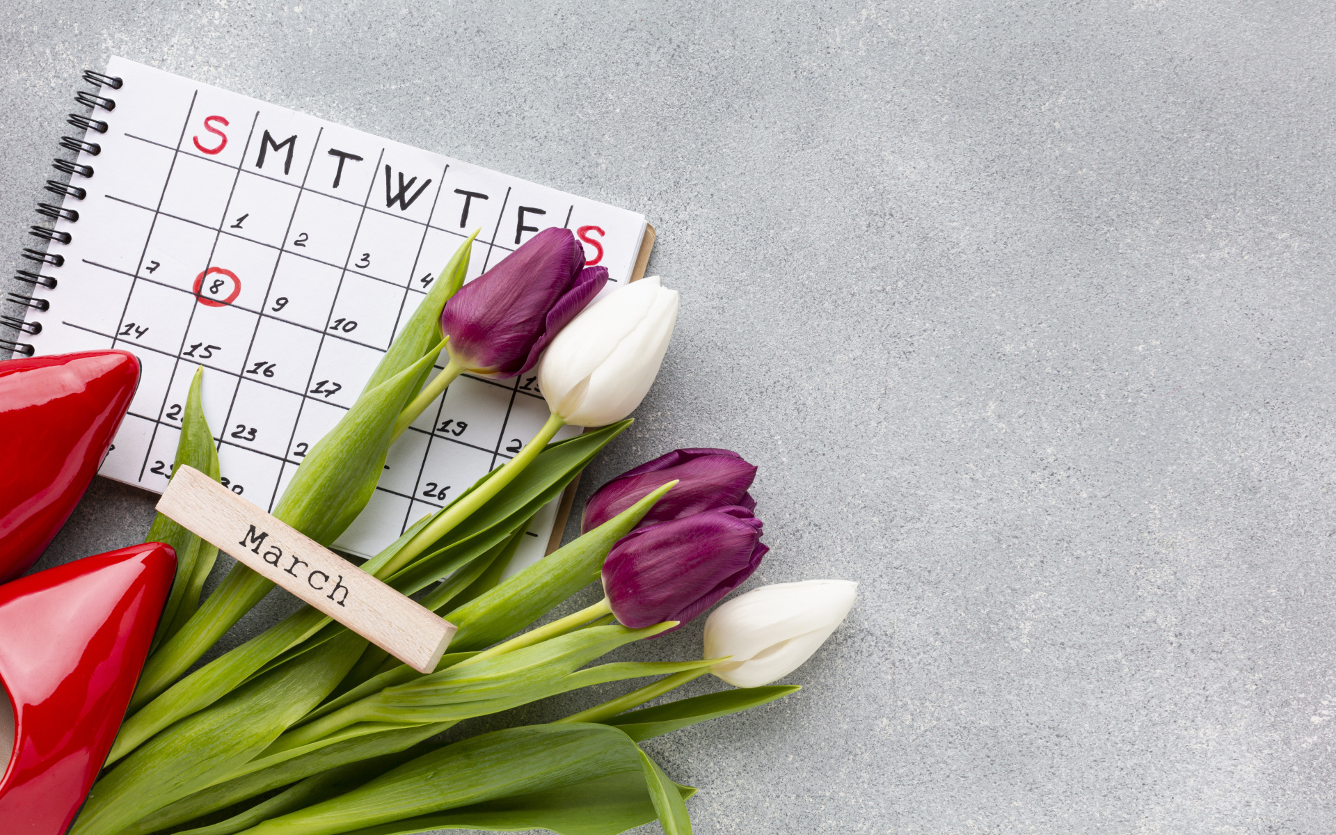 Календарь, красные туфли и букет тюльпанов на 8 марта