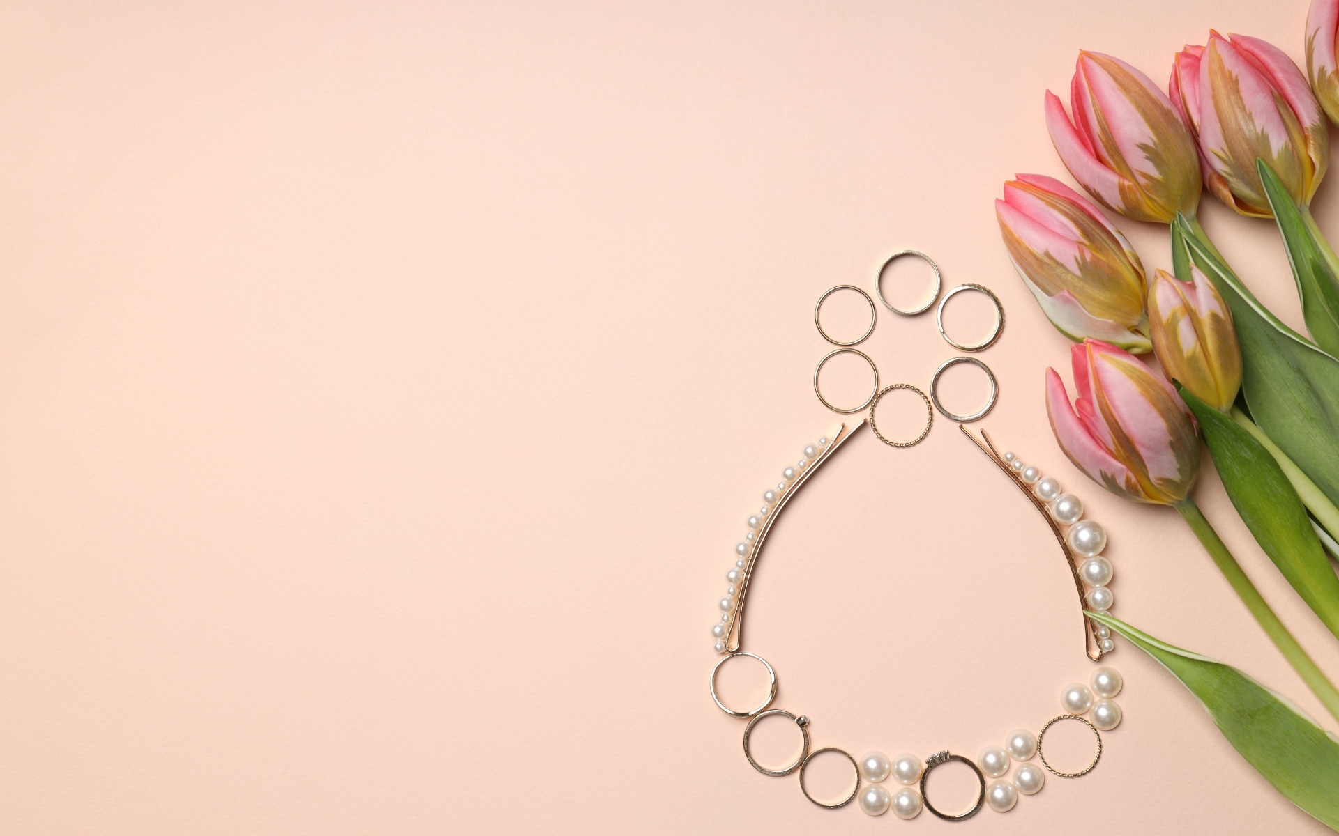 Цифра 8 из украшений на фоне с розовыми тюльпанами