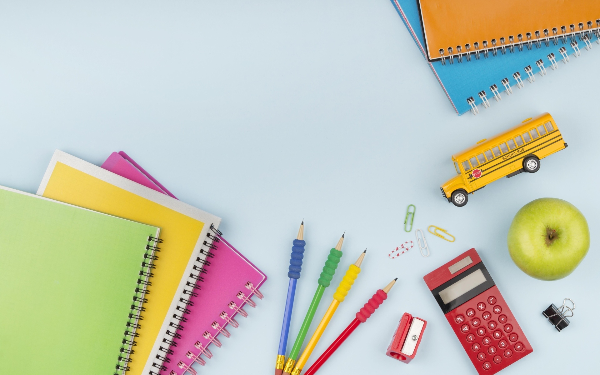 Канцелярские предметы на голубом фоне