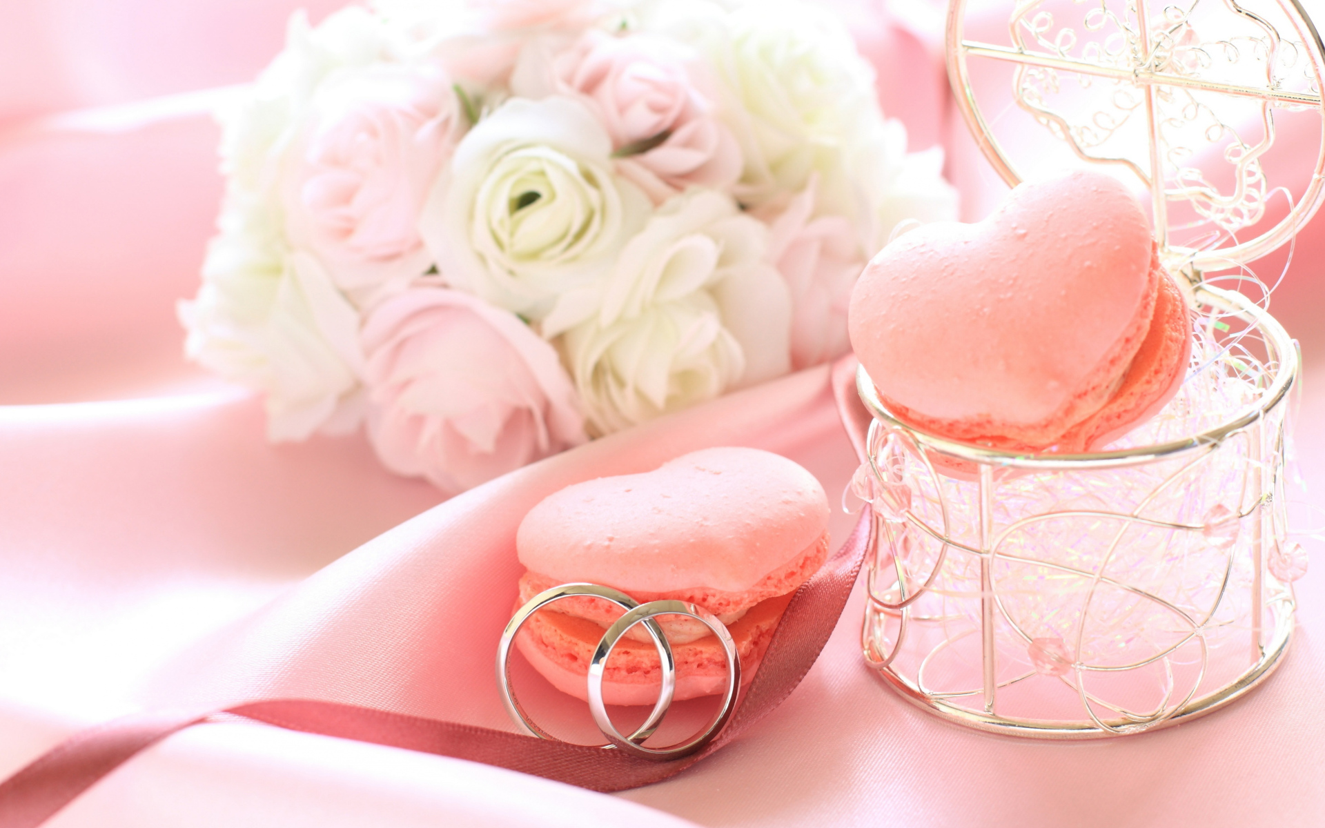 Обручальные кольца с букетом невесты и угощением 