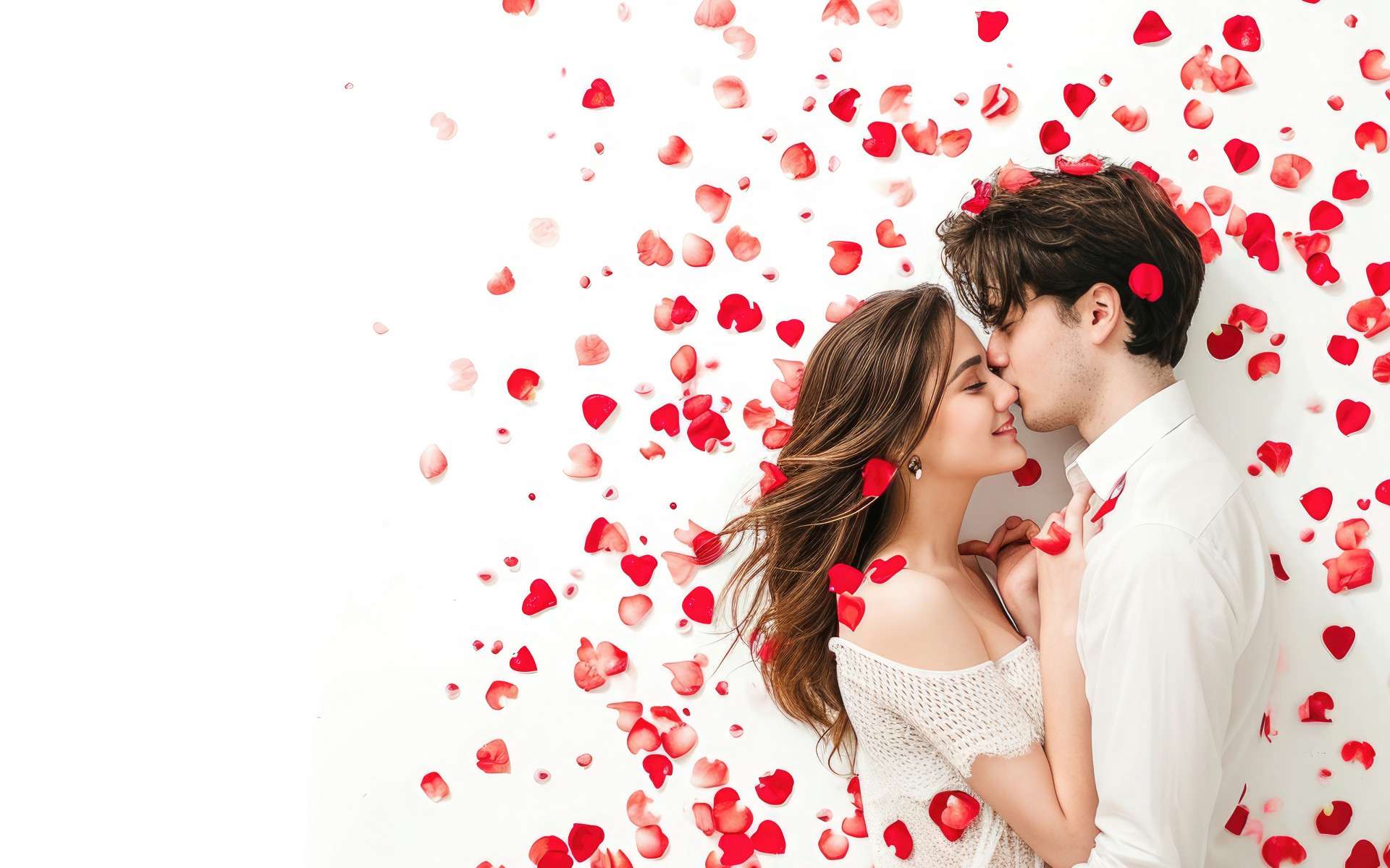 Красивая влюбленная пара в лепестках роз на белом фоне