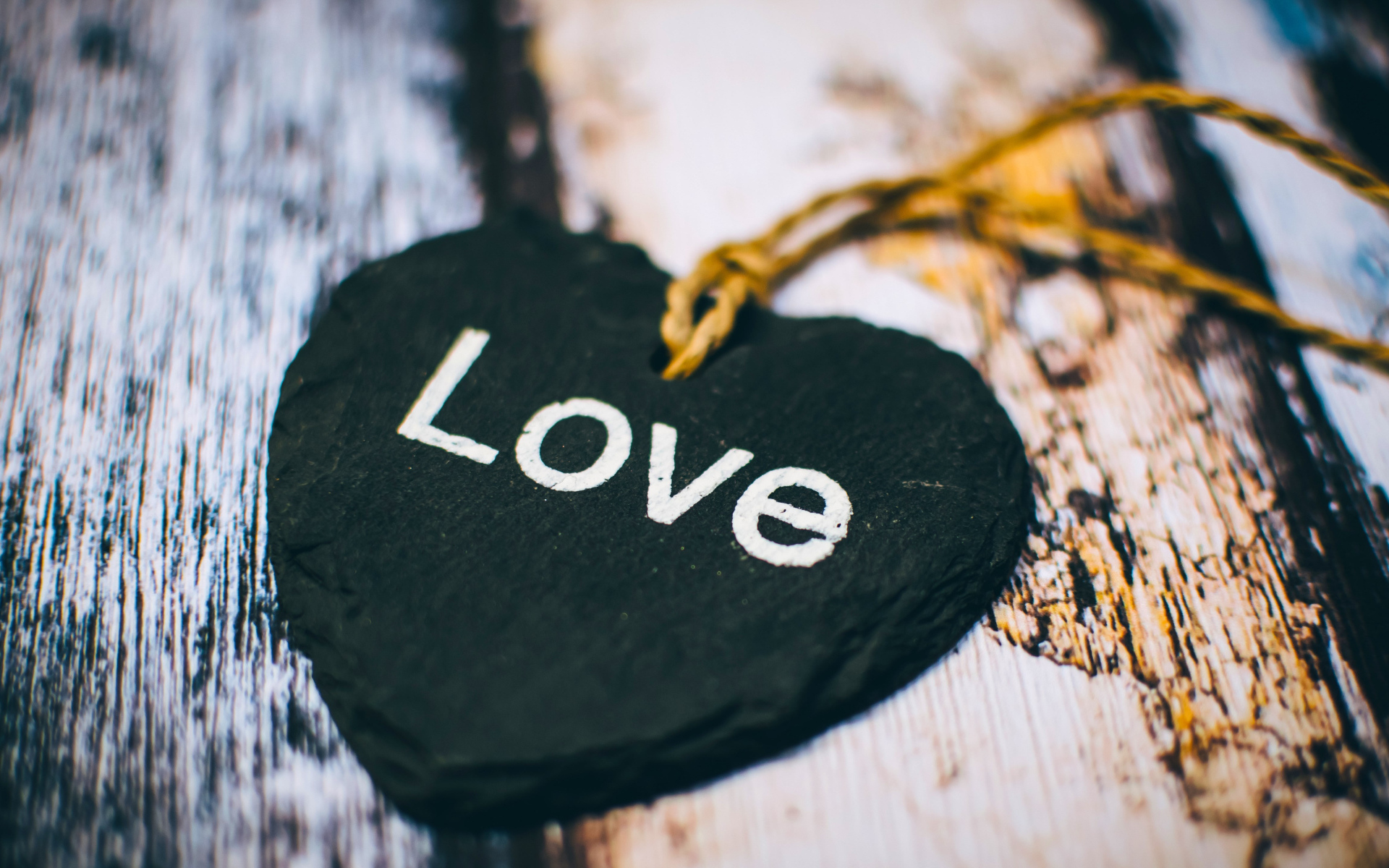 Черное каменное сердце на нитке 