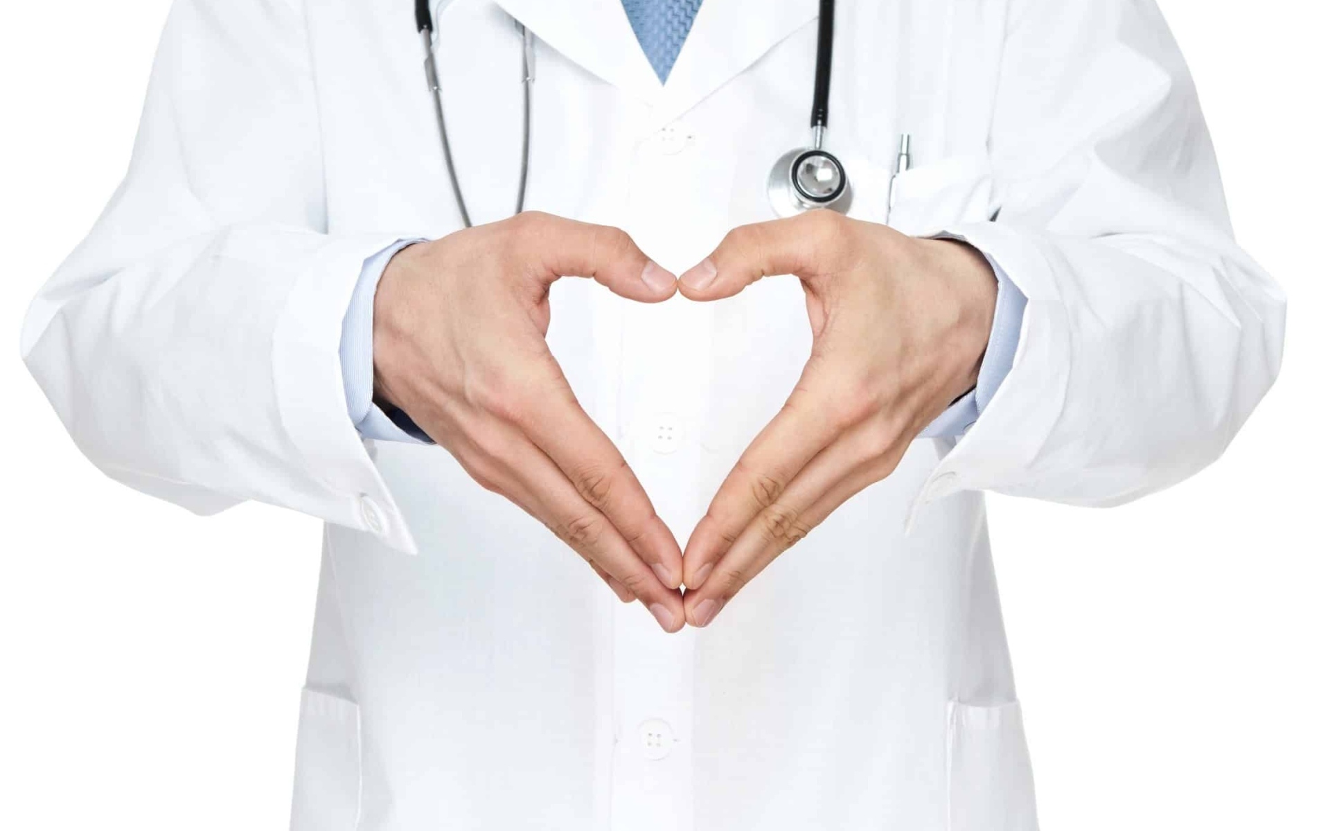 Доктор делает сердце ладонями рук