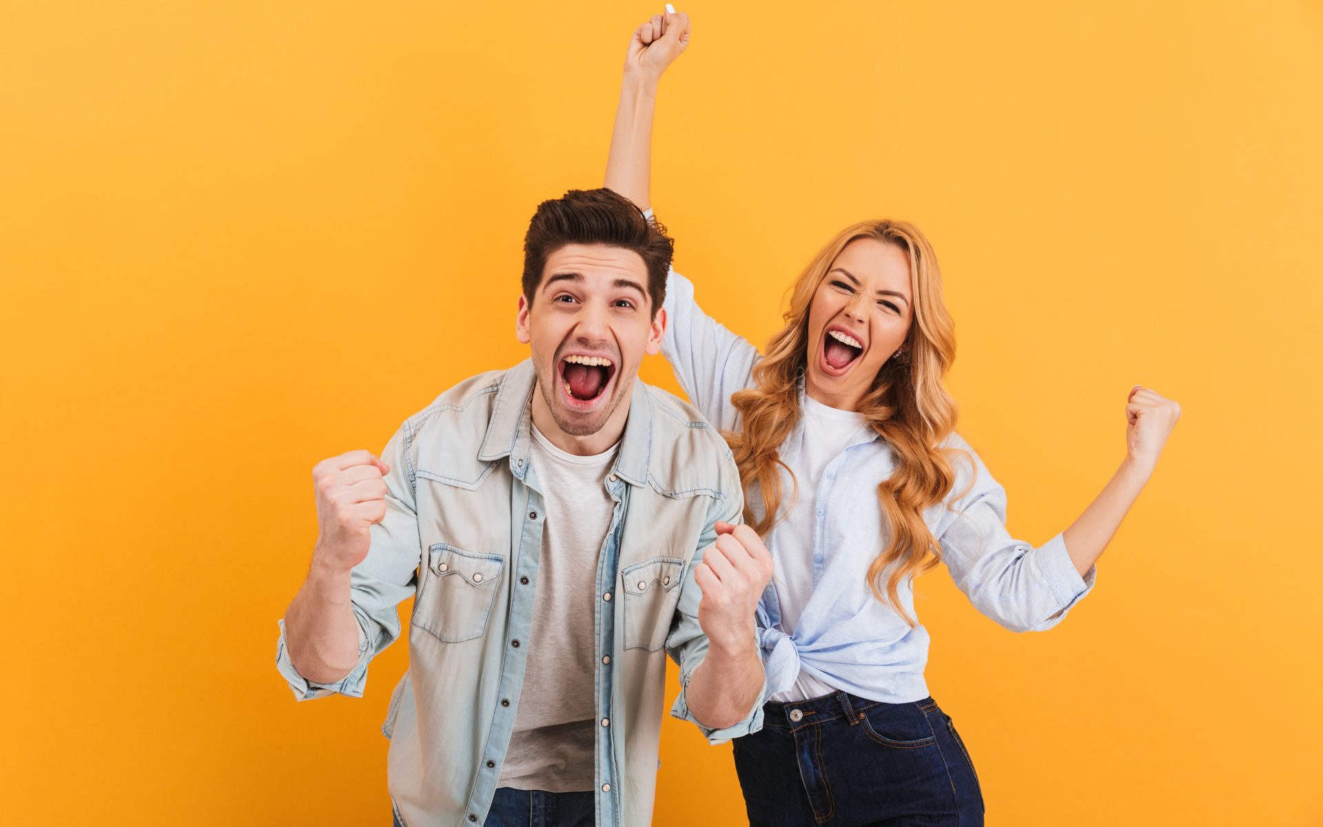 Счастливая пара на оранжевом фоне