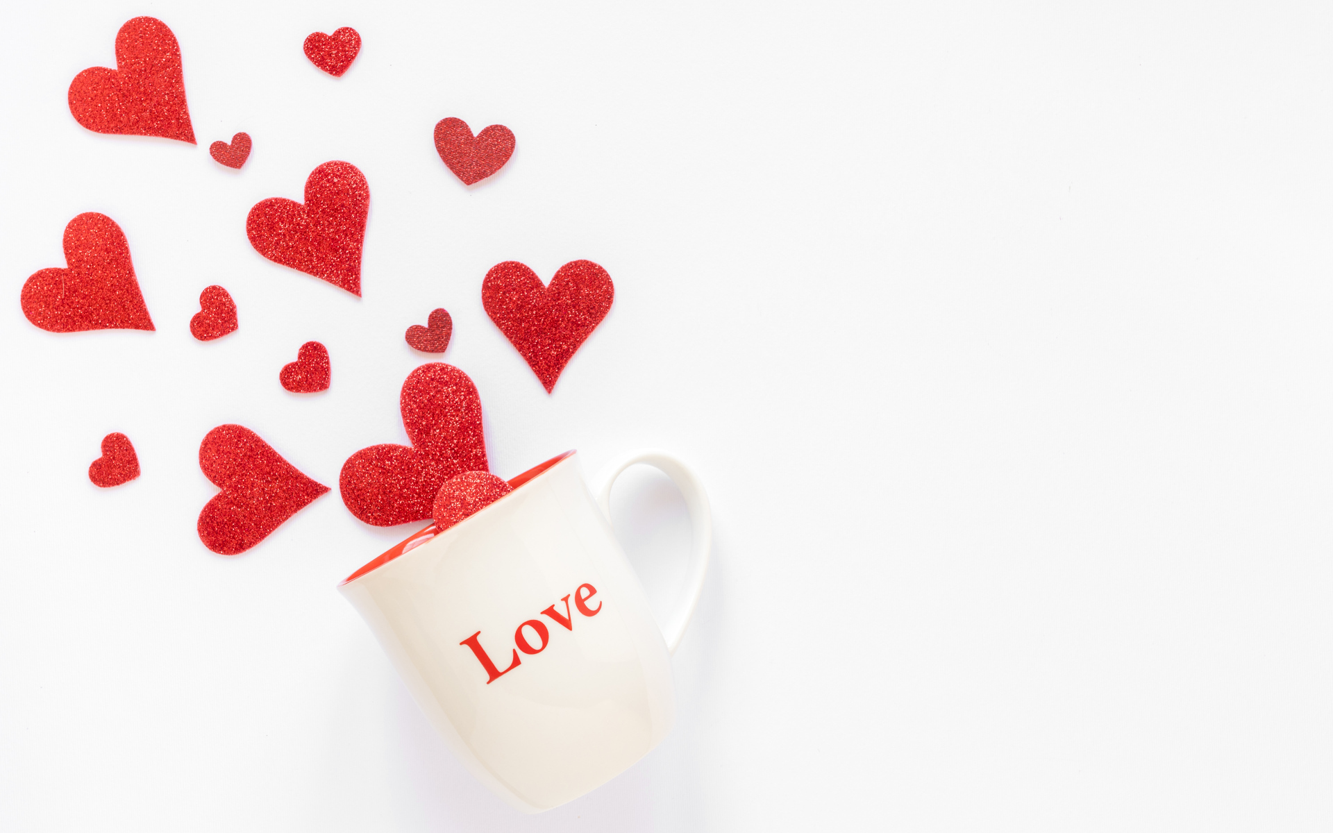 Кружка с надписью любовь с красными сердечками на белом фоне