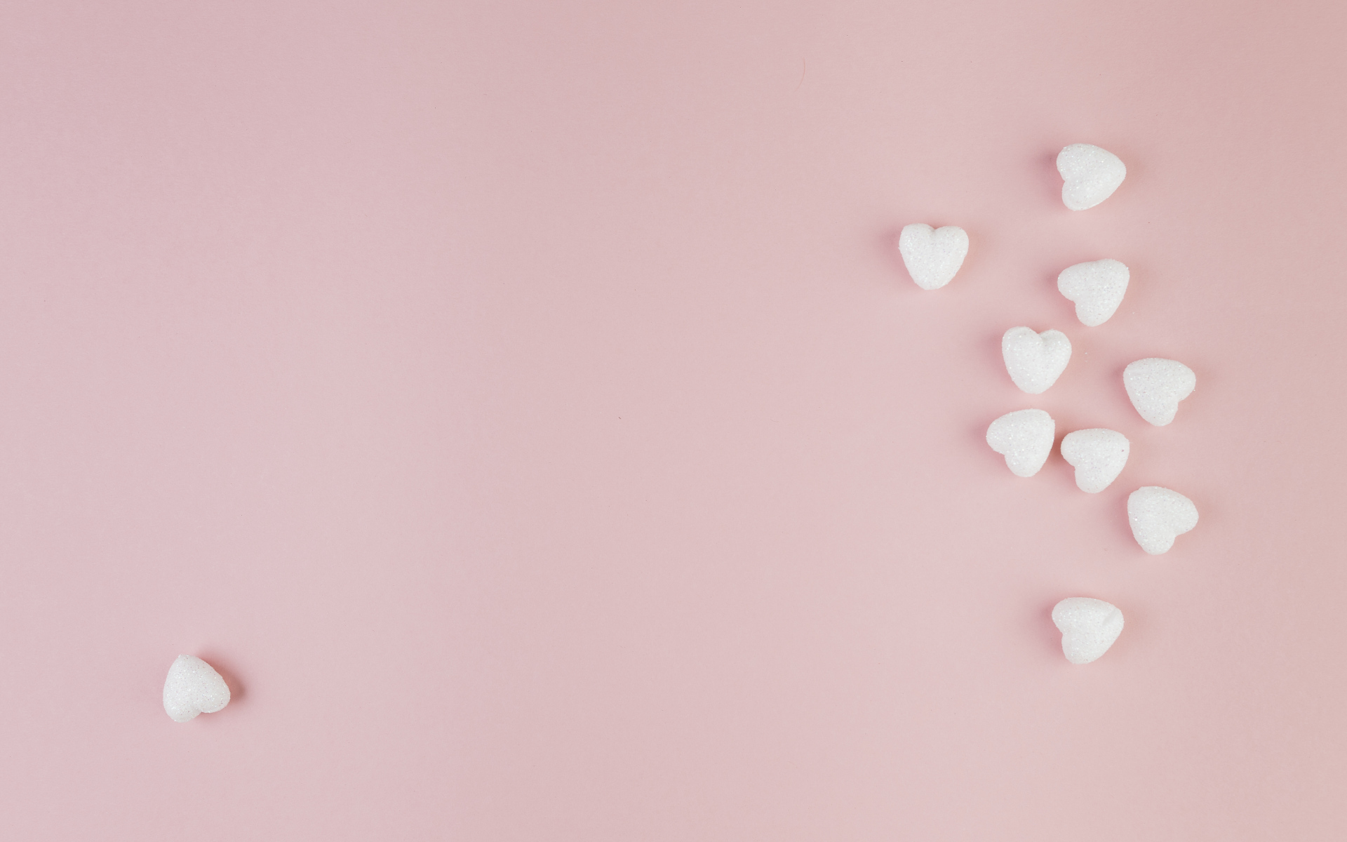 Маленькие белые сердечки на розовом фоне