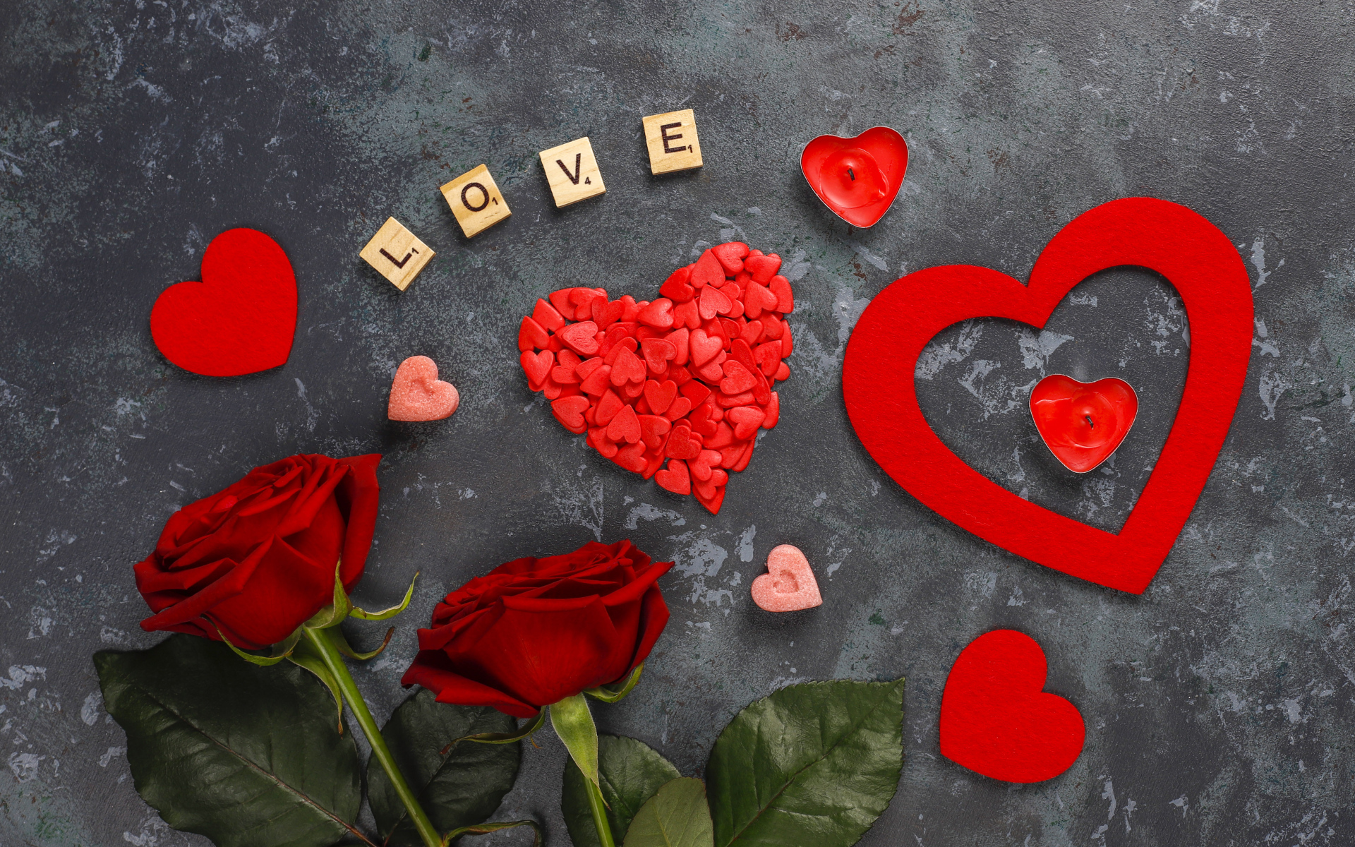 Надпись любовь с розами и сердечками на сером фоне
