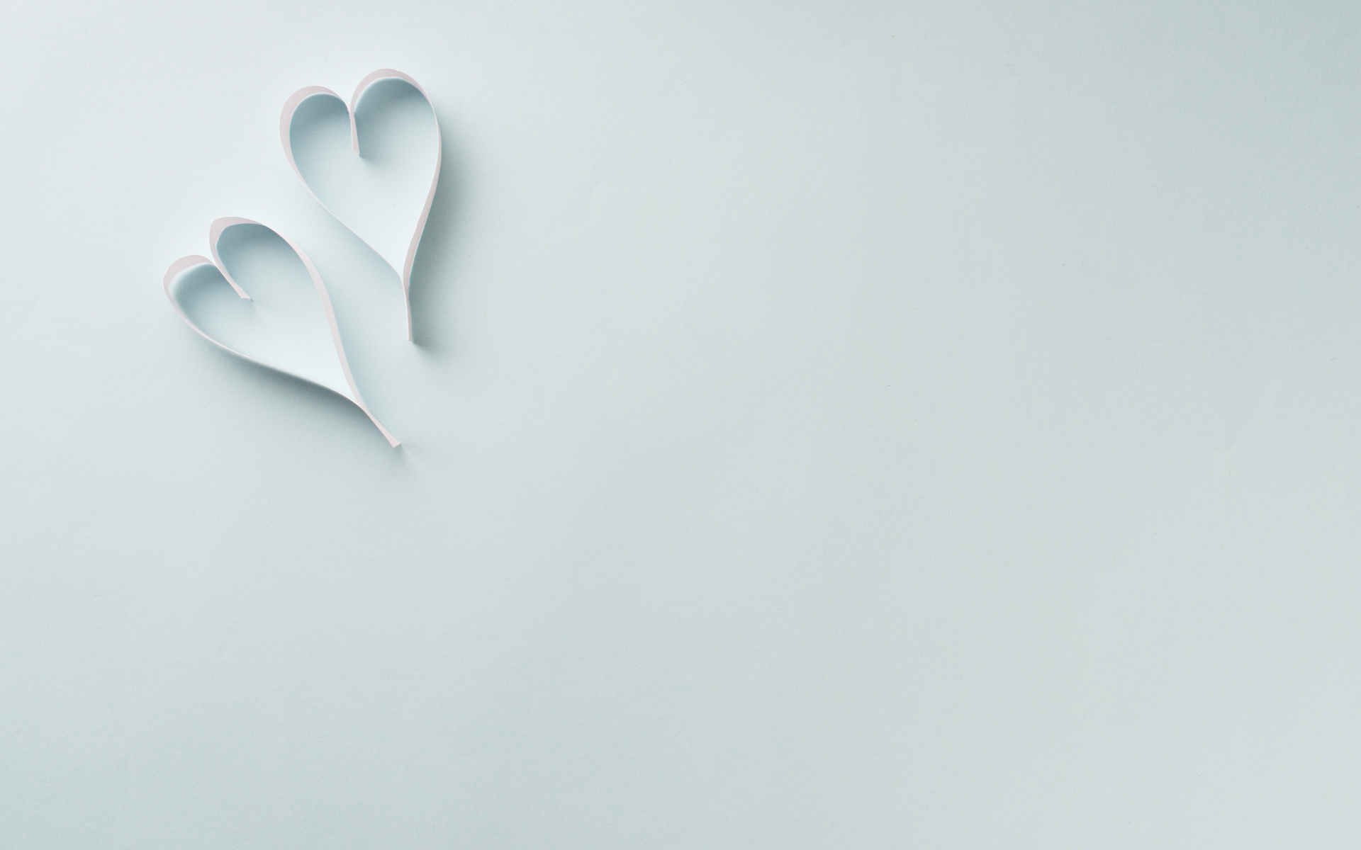 Две полоски белые полоски в форме сердца на голубом фоне