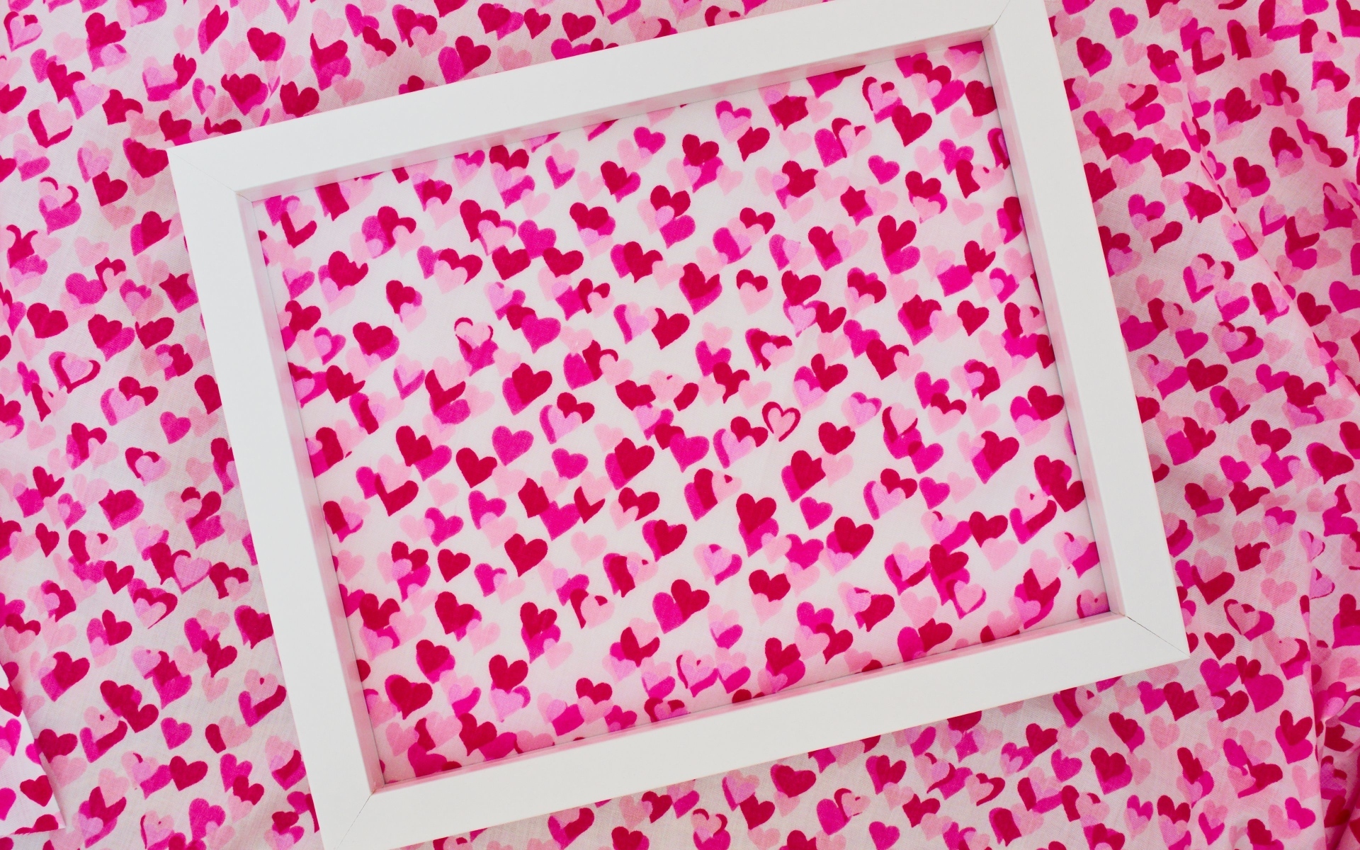 Белая рамка на ткани с маленькими сердечками