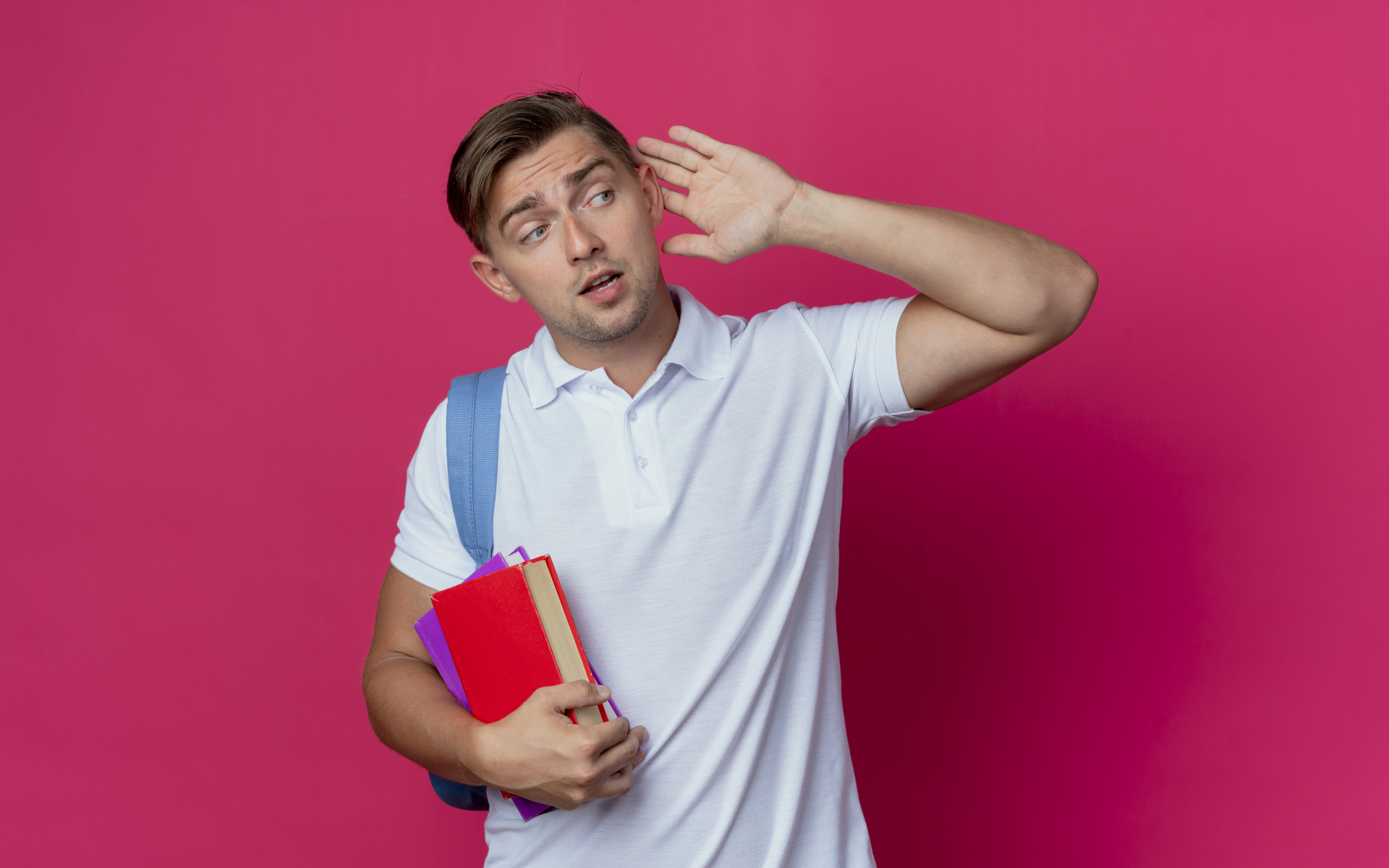 Парень с книгами в руке на красном фоне