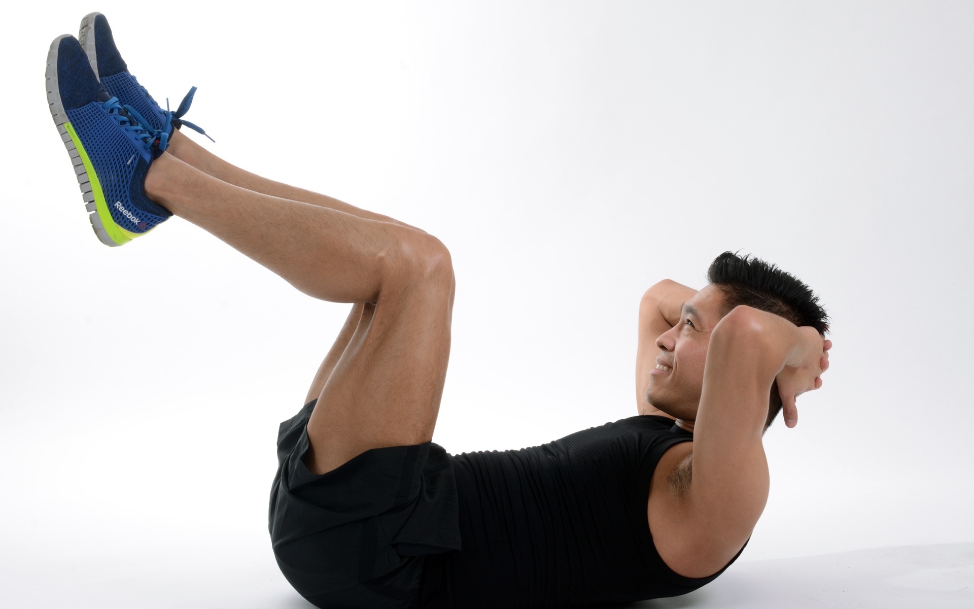 Мужчина спортсмен качает пресс