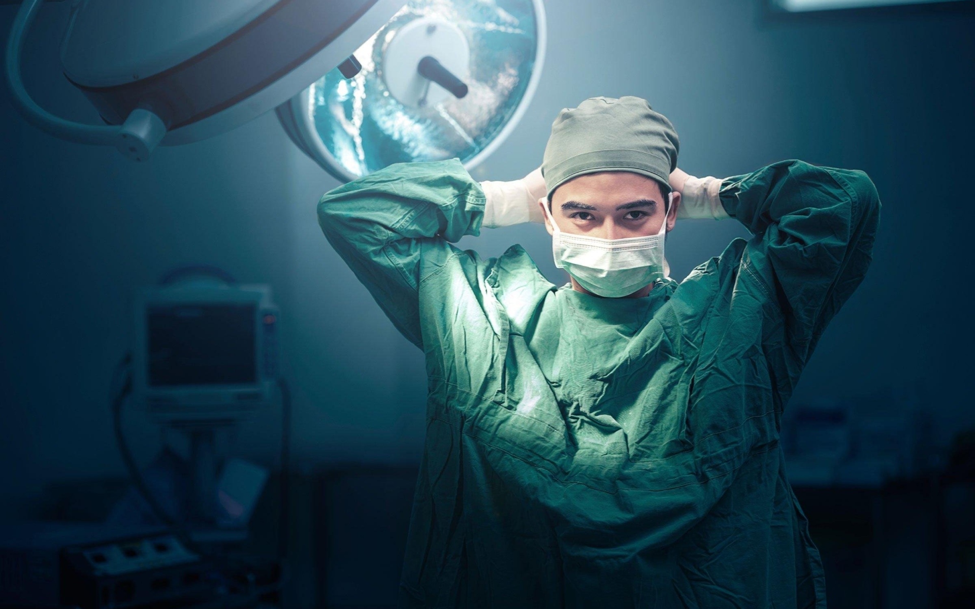 Мужчина врач в костюме в операционной