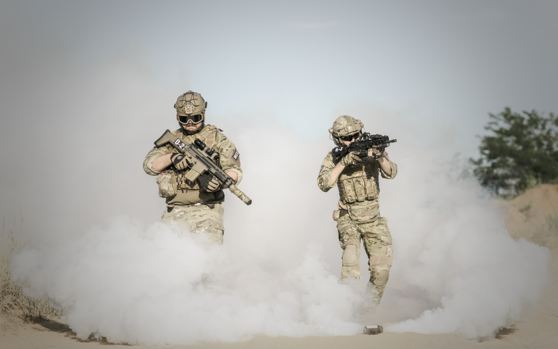 Мужчины солдаты с оружием в дыму