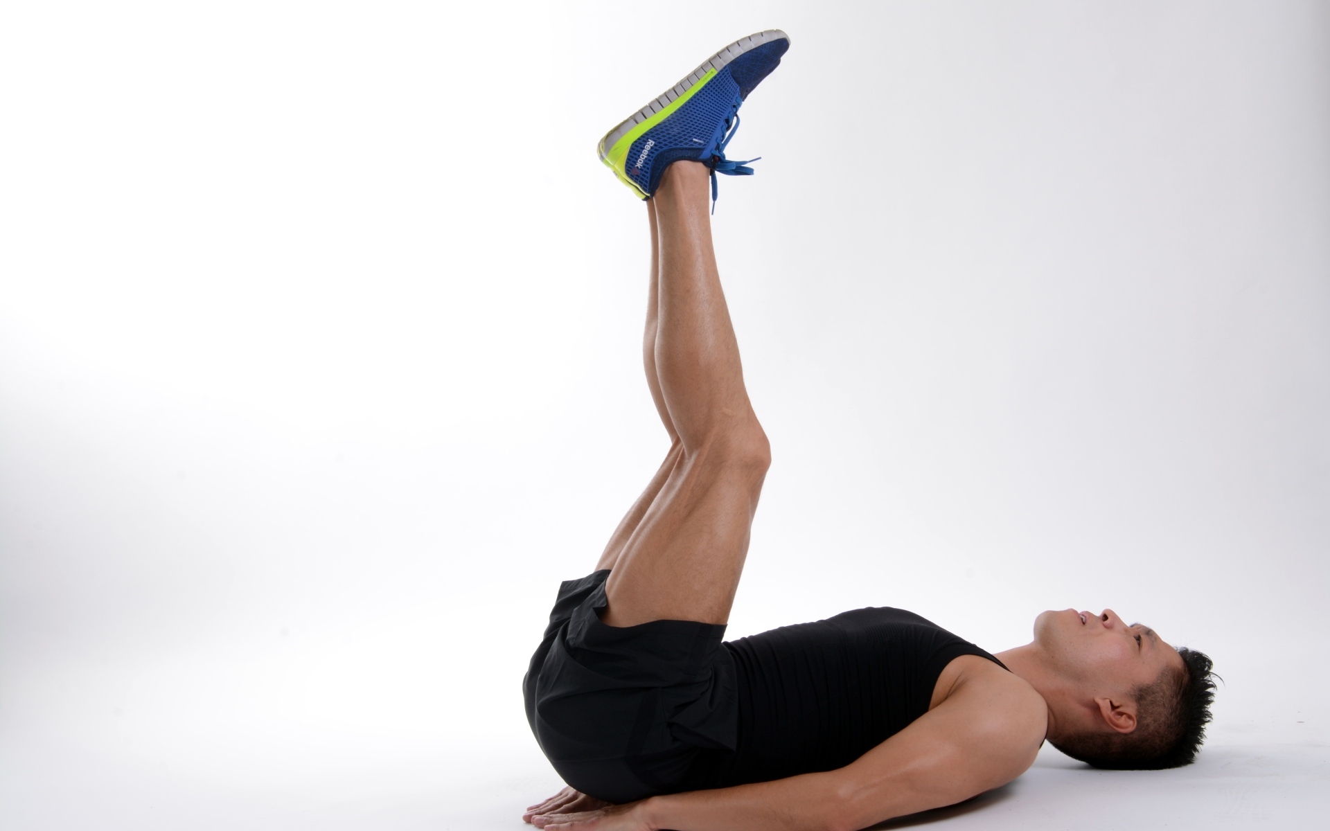 Мужчина делает упражнение в фитнесе