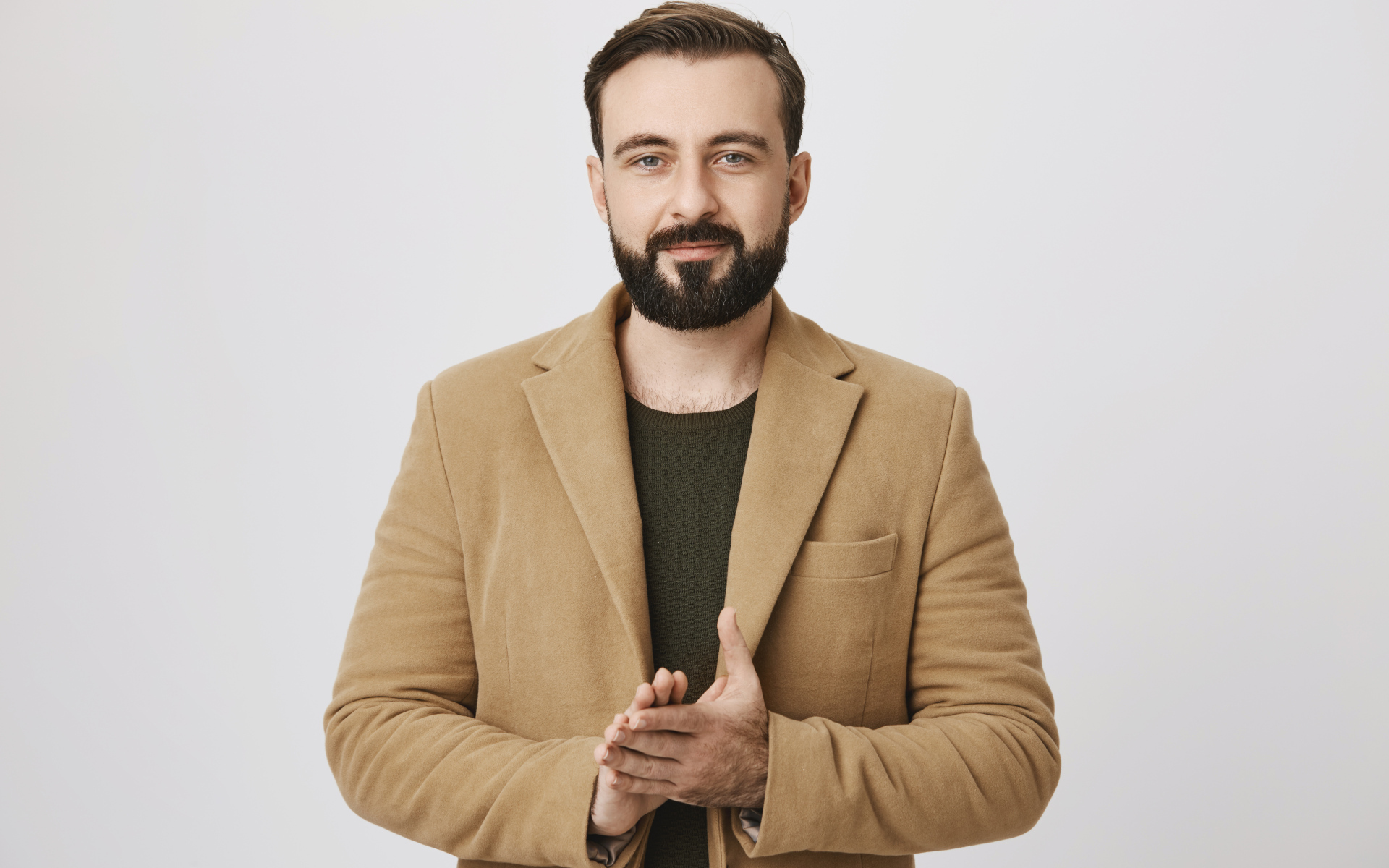 Стильный мужчина в коричневом пиджаке