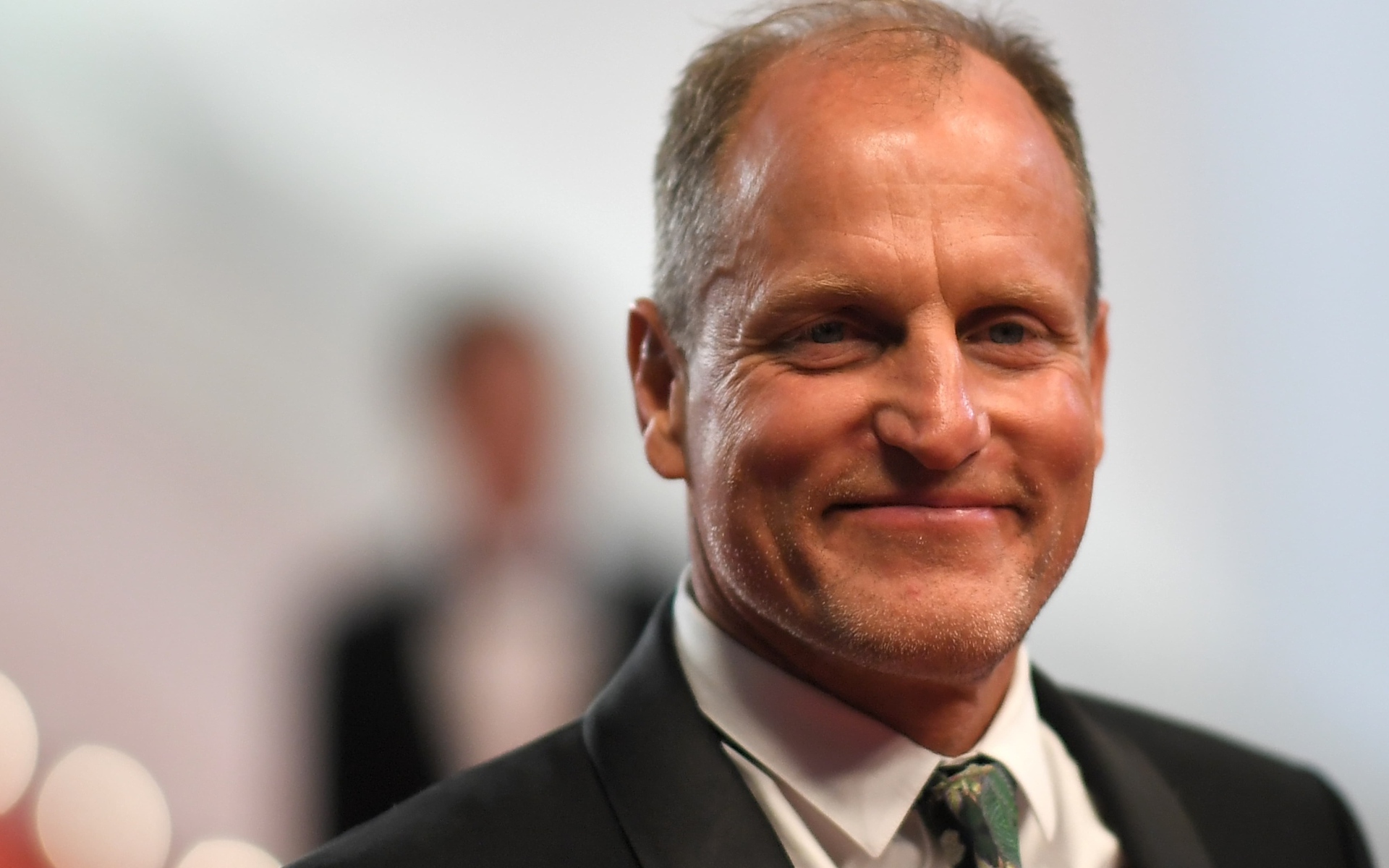 Стильный мужчина актер Вуди Харрельсон