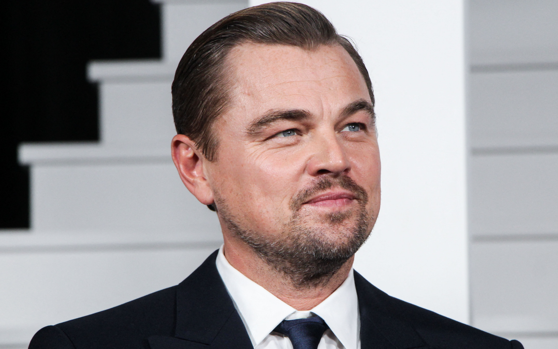 Стильный мужчина актер Леонардо Ди Каприо