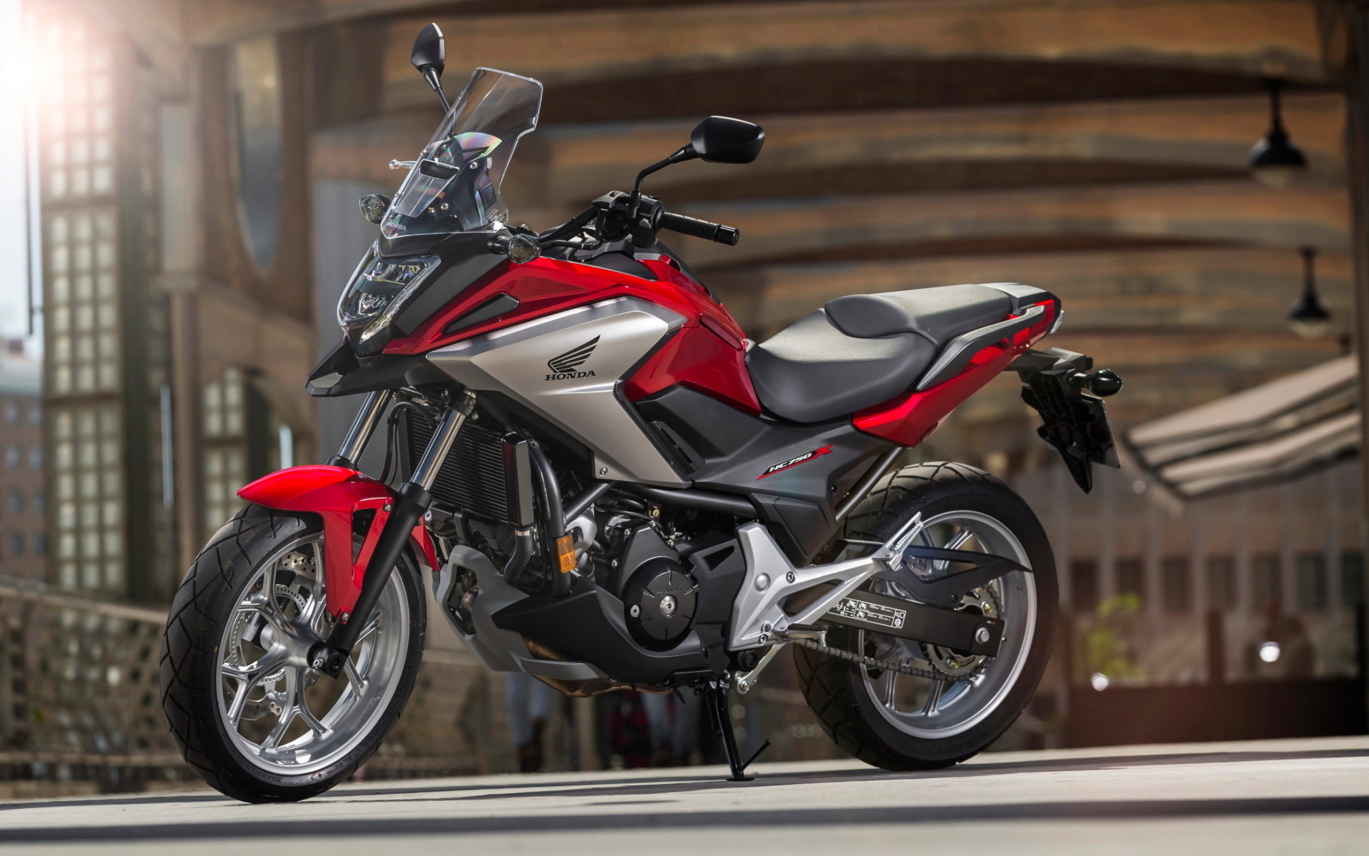 Красный мотоцикл  honda nc750x, 2024