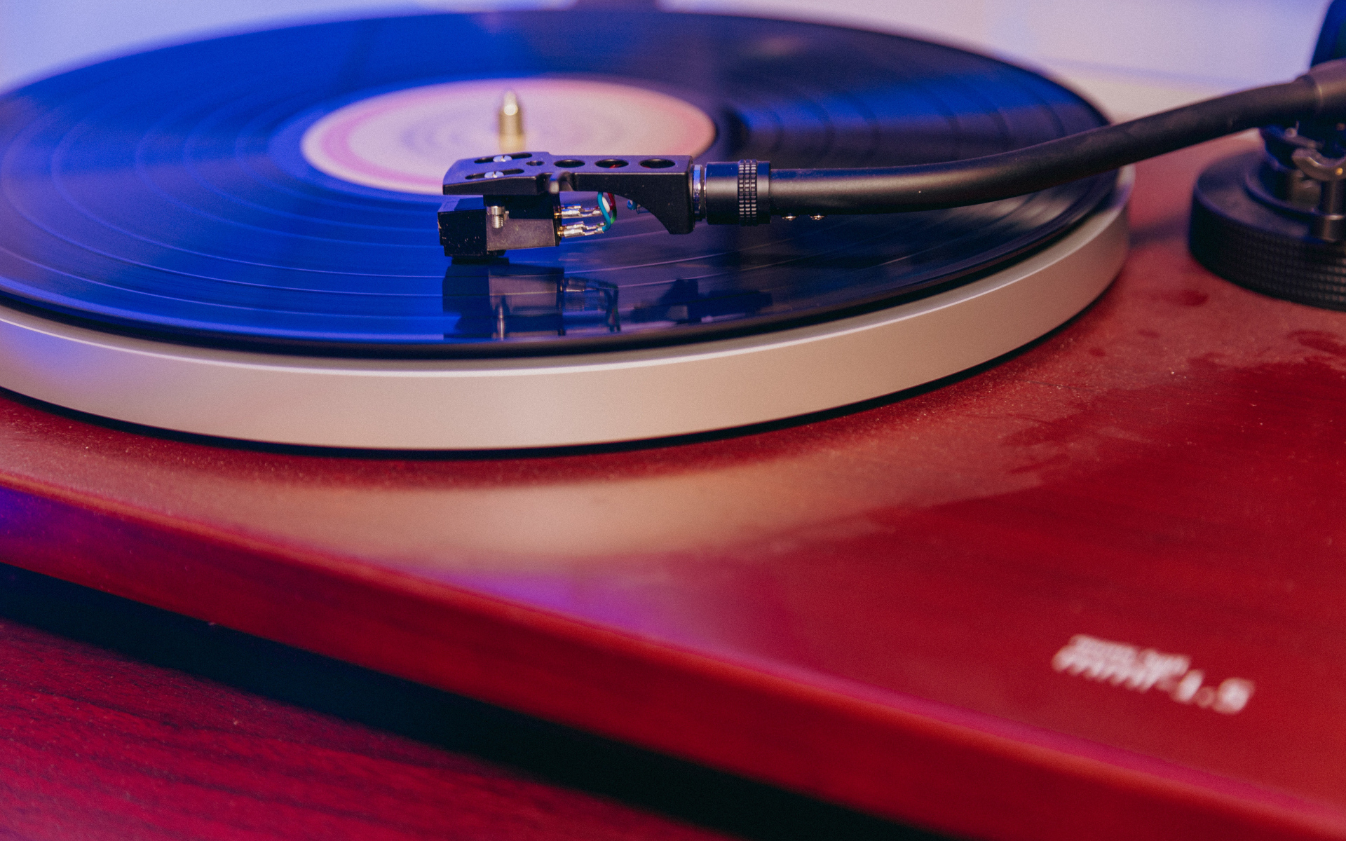 Черная пластинка на проигрывателе винила