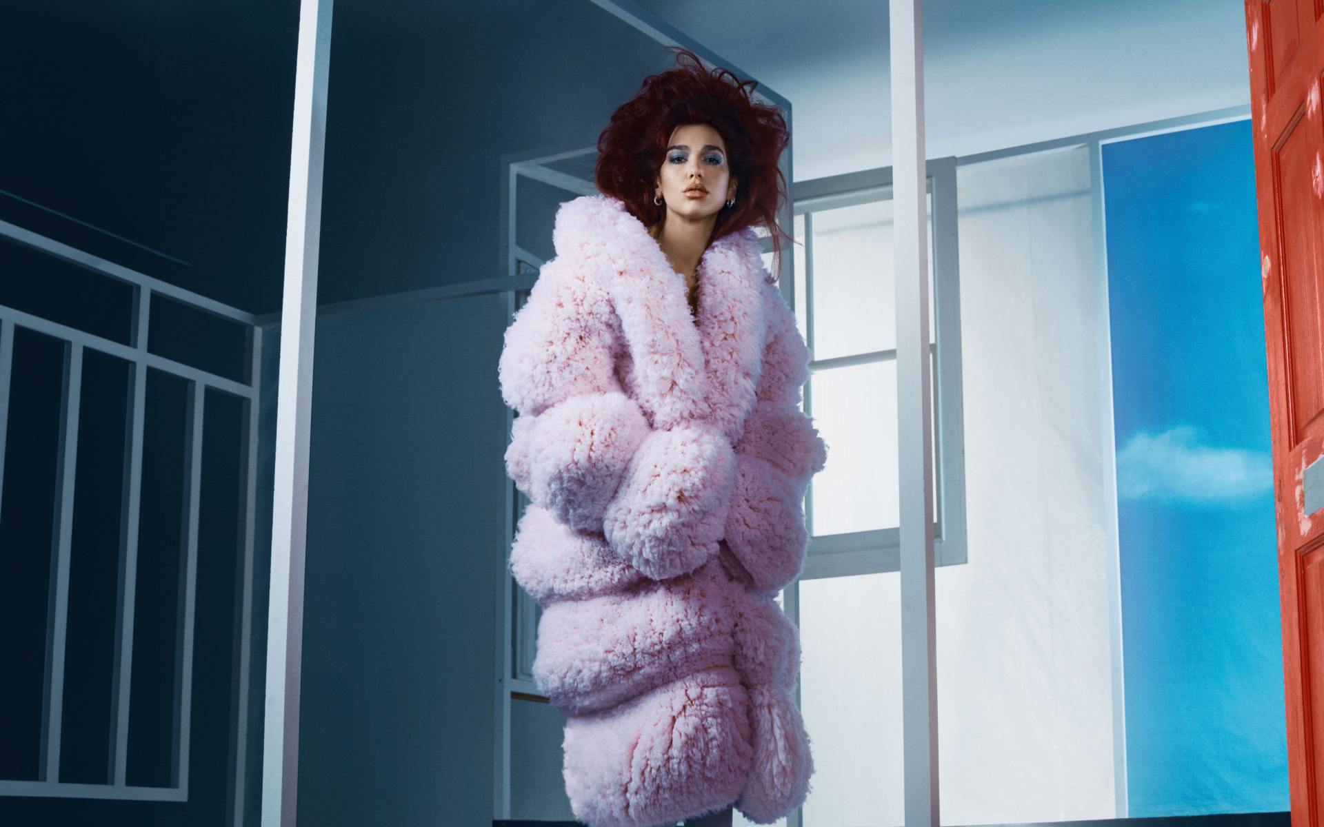 Яркая певица Дуа Липа в розовой шубе