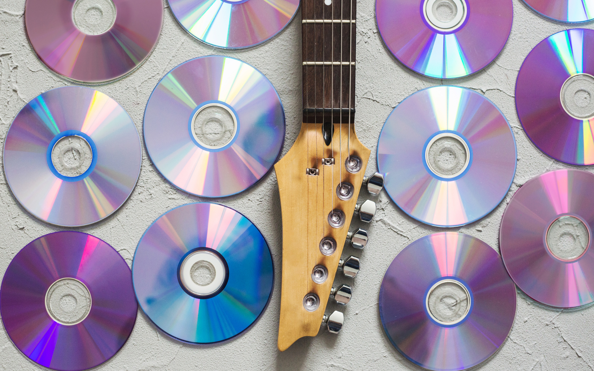 Сд диски  с гитарой на белом фоне